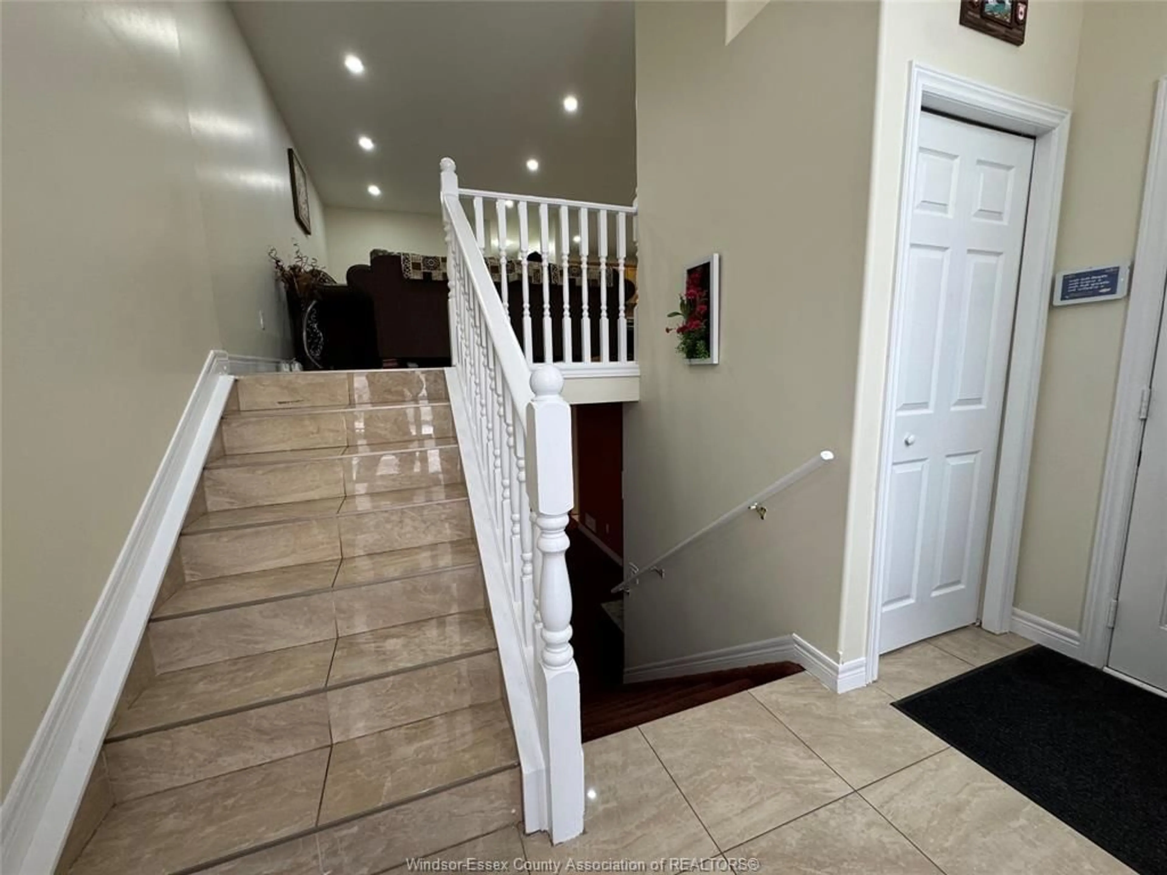 Indoor foyer for 1481 HIGHNOON Dr, Windsor Ontario N9G 3B6
