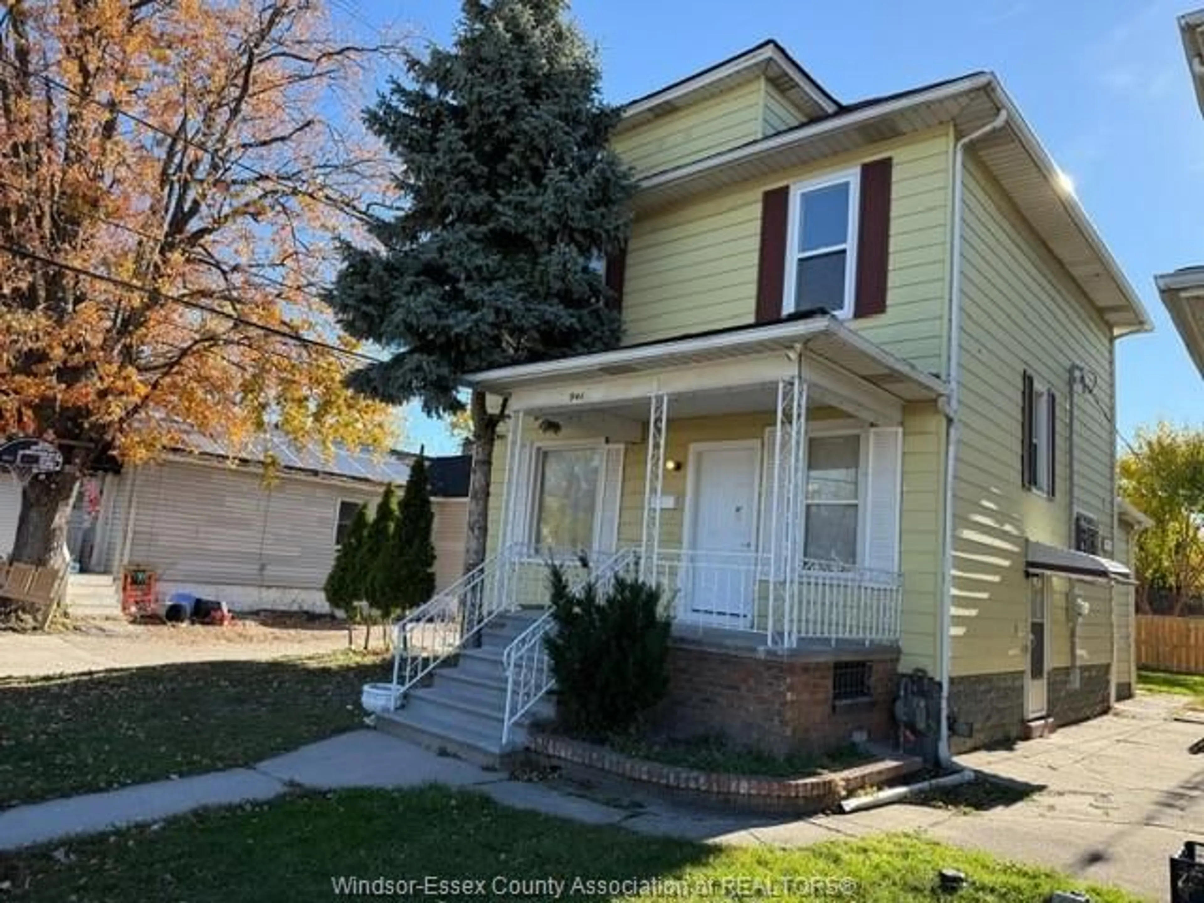 Home with vinyl exterior material, street for 941 CATARAQUI, Windsor Ontario N9A 3P7