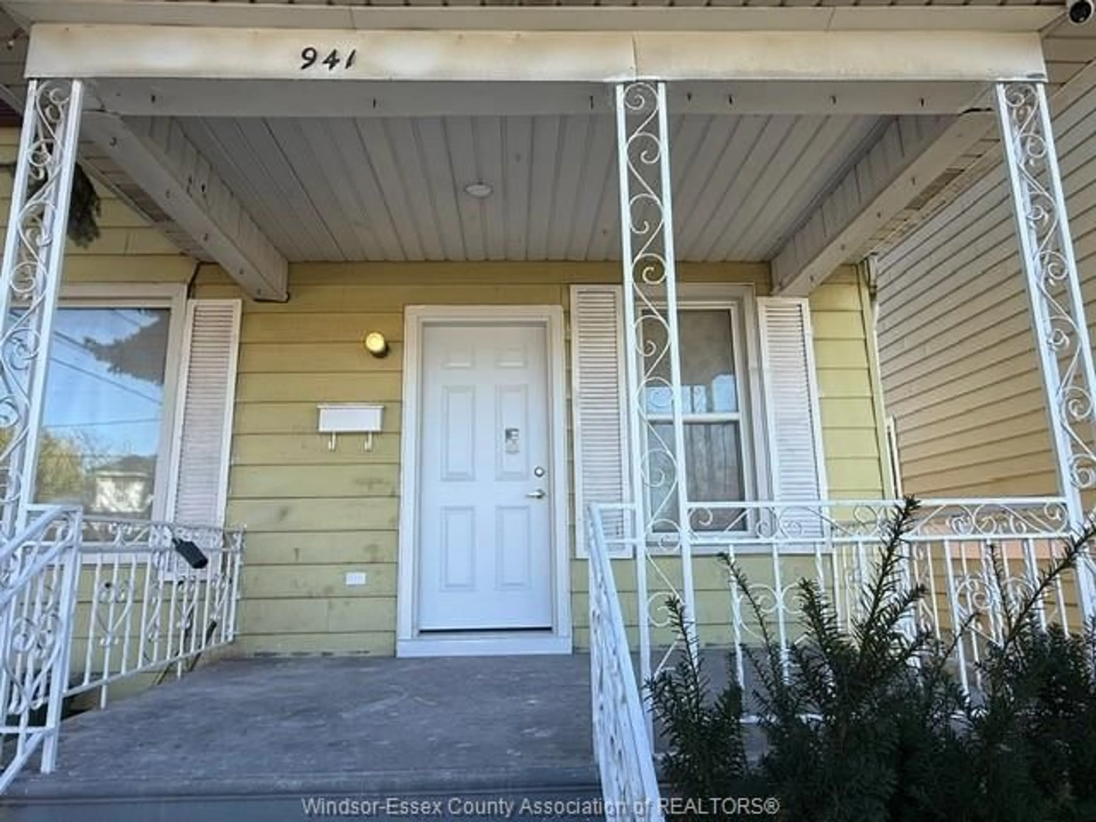 Indoor entryway for 941 CATARAQUI, Windsor Ontario N9A 3P7