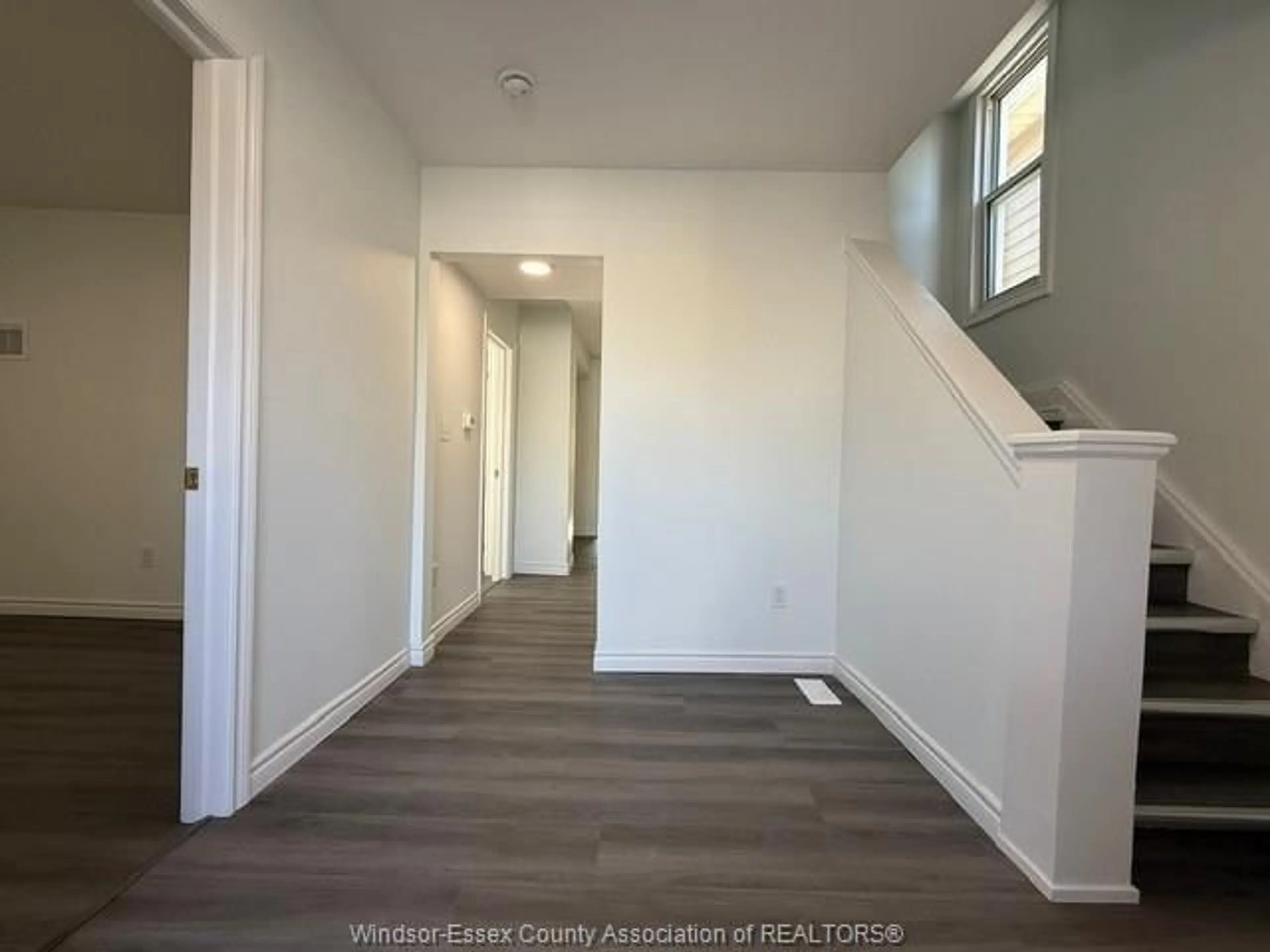 Indoor entryway for 941 CATARAQUI, Windsor Ontario N9A 3P7