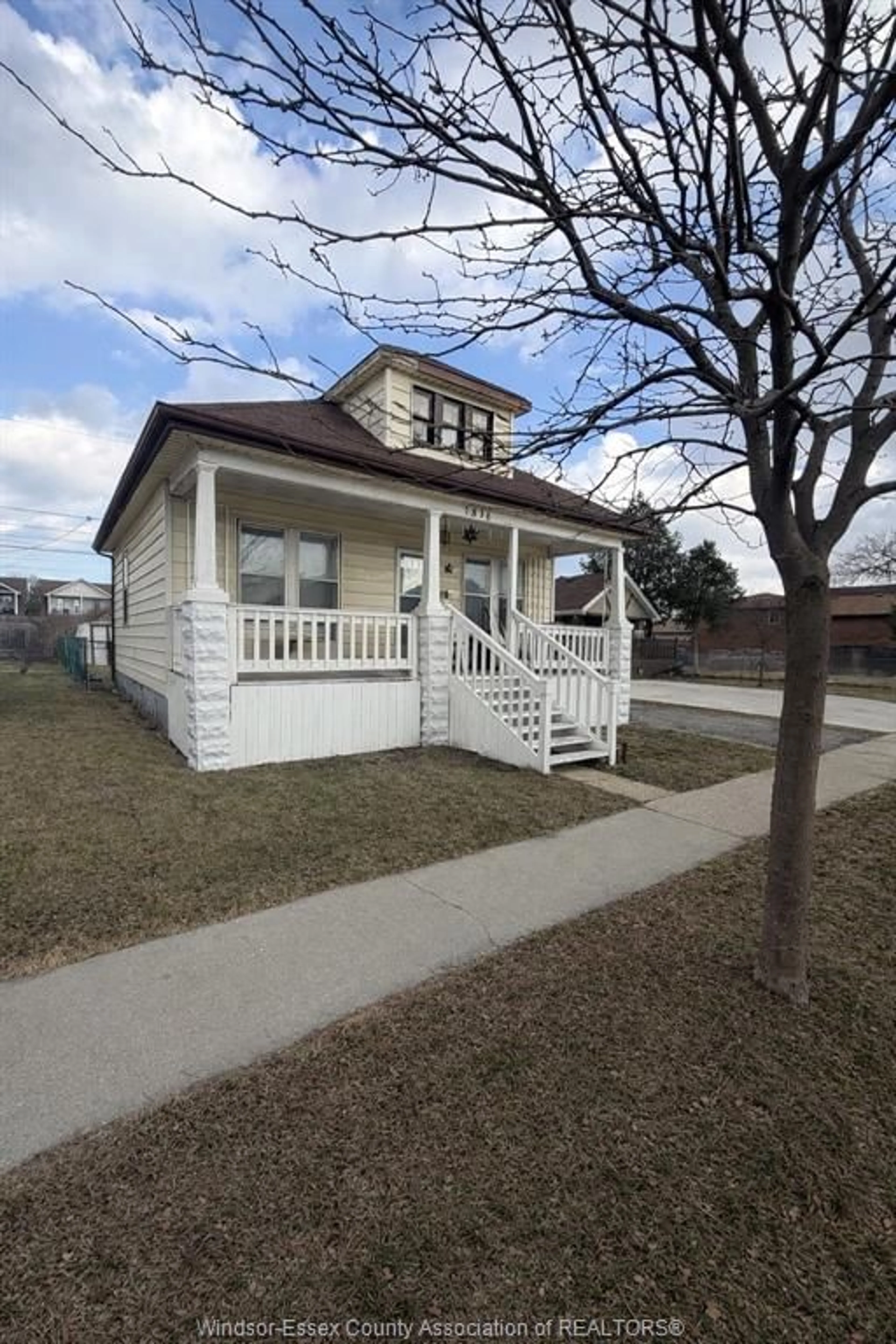 Home with vinyl exterior material, street for 1816 HICKORY, Windsor Ontario N8W 3X2