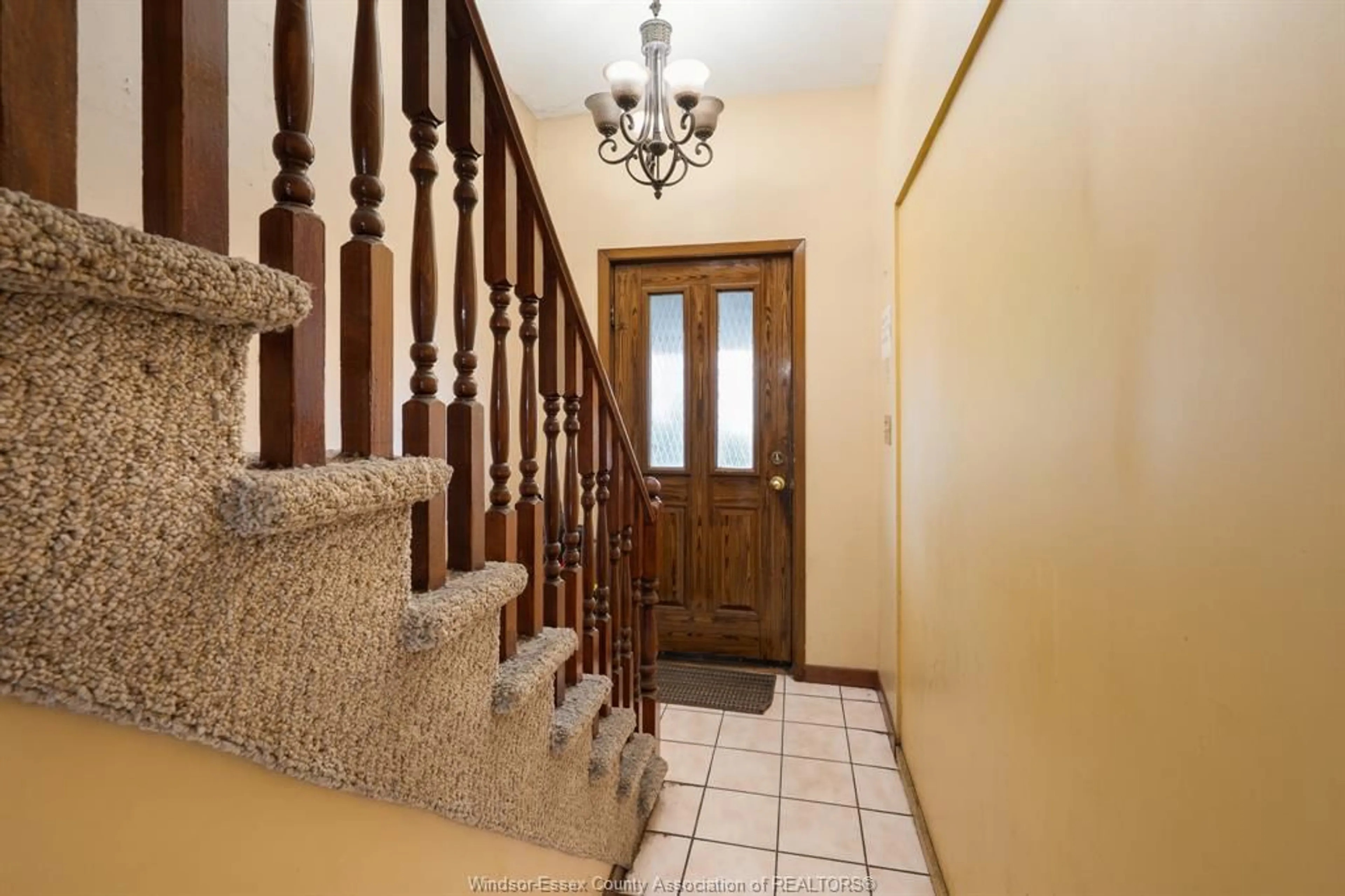 Indoor foyer for 497 Caron Ave, Windsor Ontario N9A 5B5