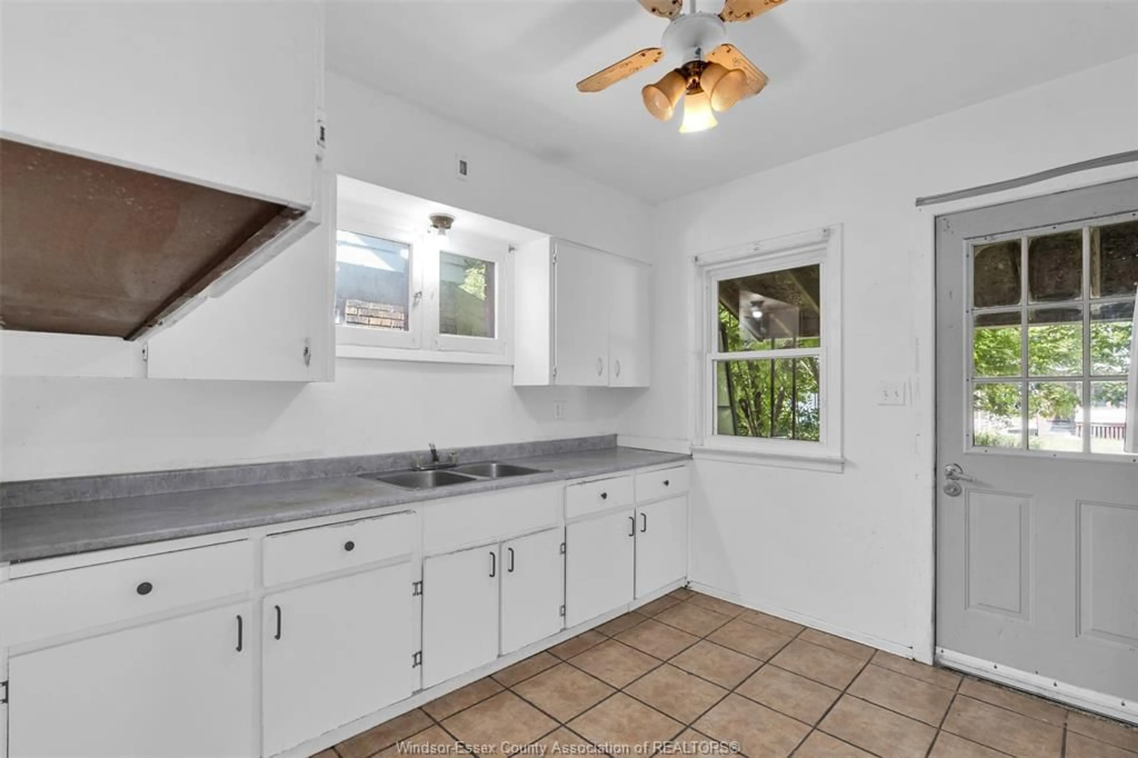 Standard kitchen, unknown for 510 RANDOLPH Ave, Windsor Ontario N9B 2T6