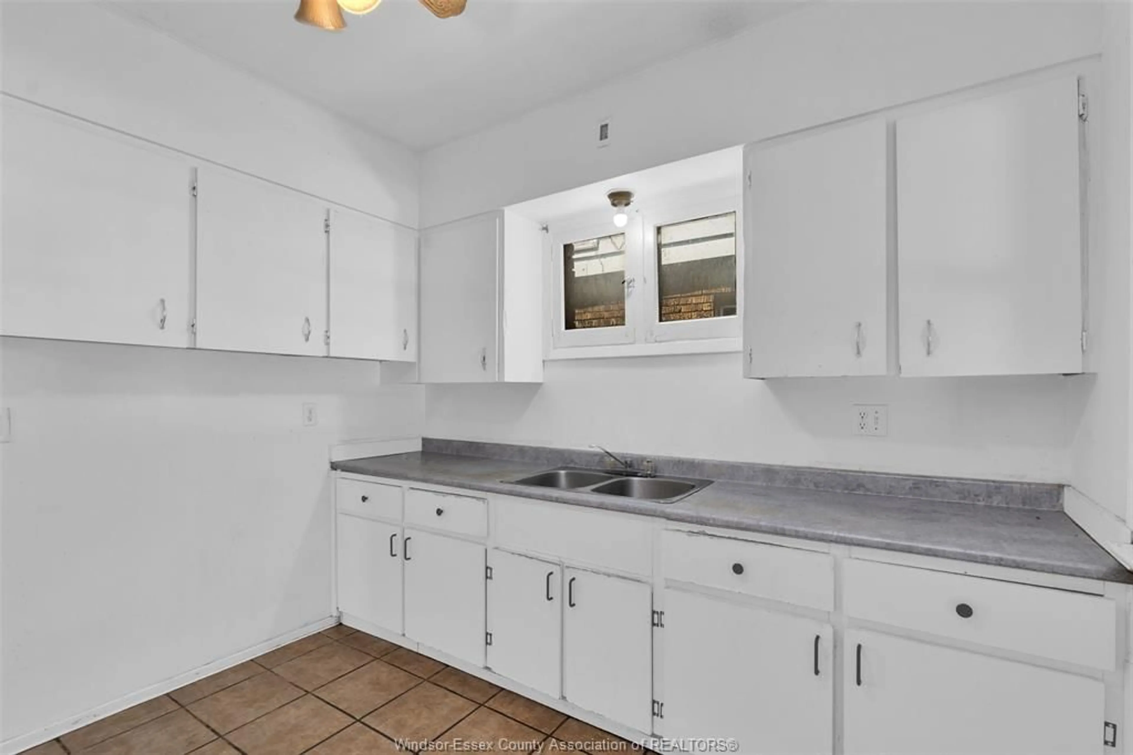 Standard kitchen, ceramic/tile floor for 510 RANDOLPH Ave, Windsor Ontario N9B 2T6