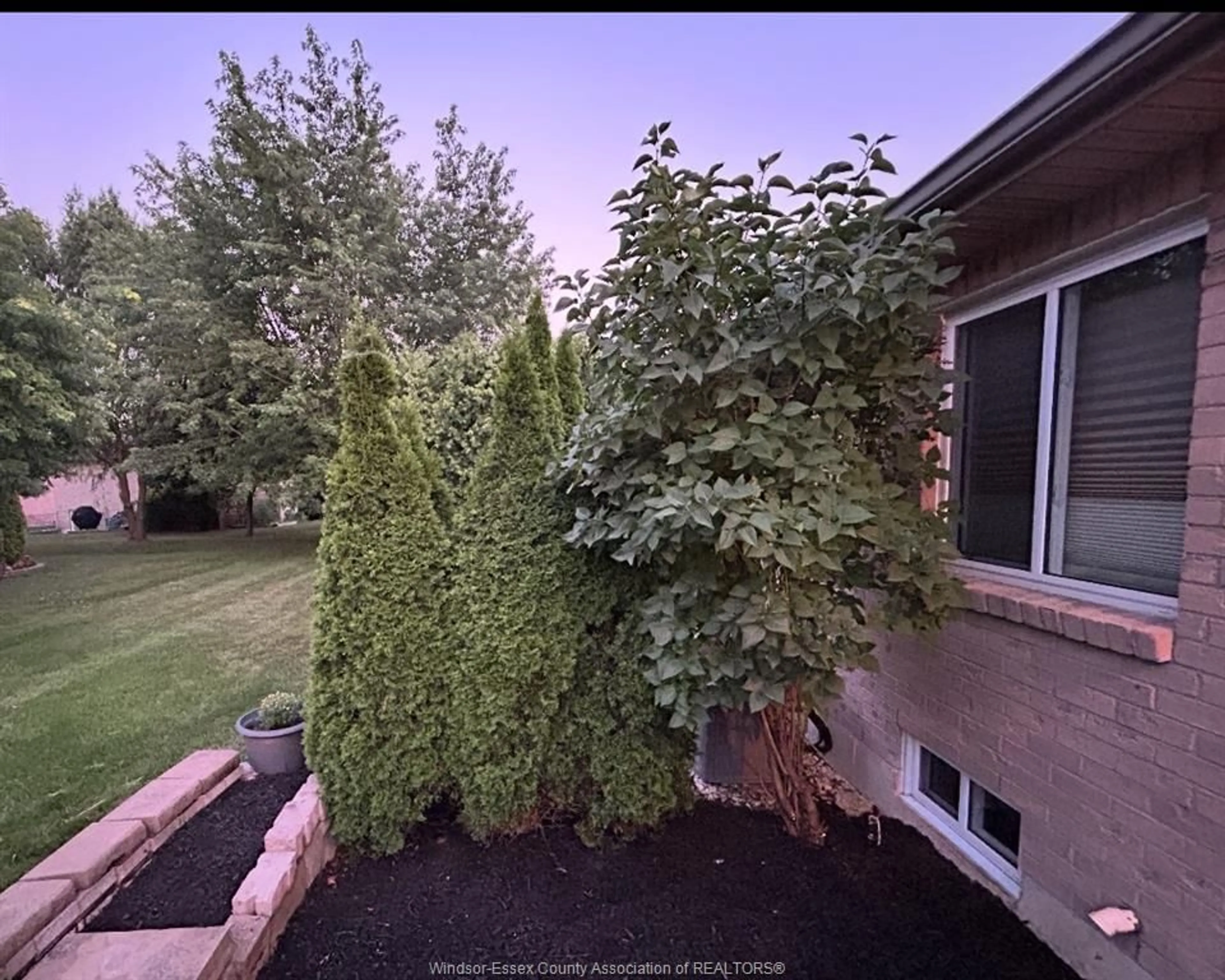 A pic from outside/outdoor area/front of a property/back of a property/a pic from drone, street for 554 Rodfam Dr, Windsor Ontario N9G 2W1