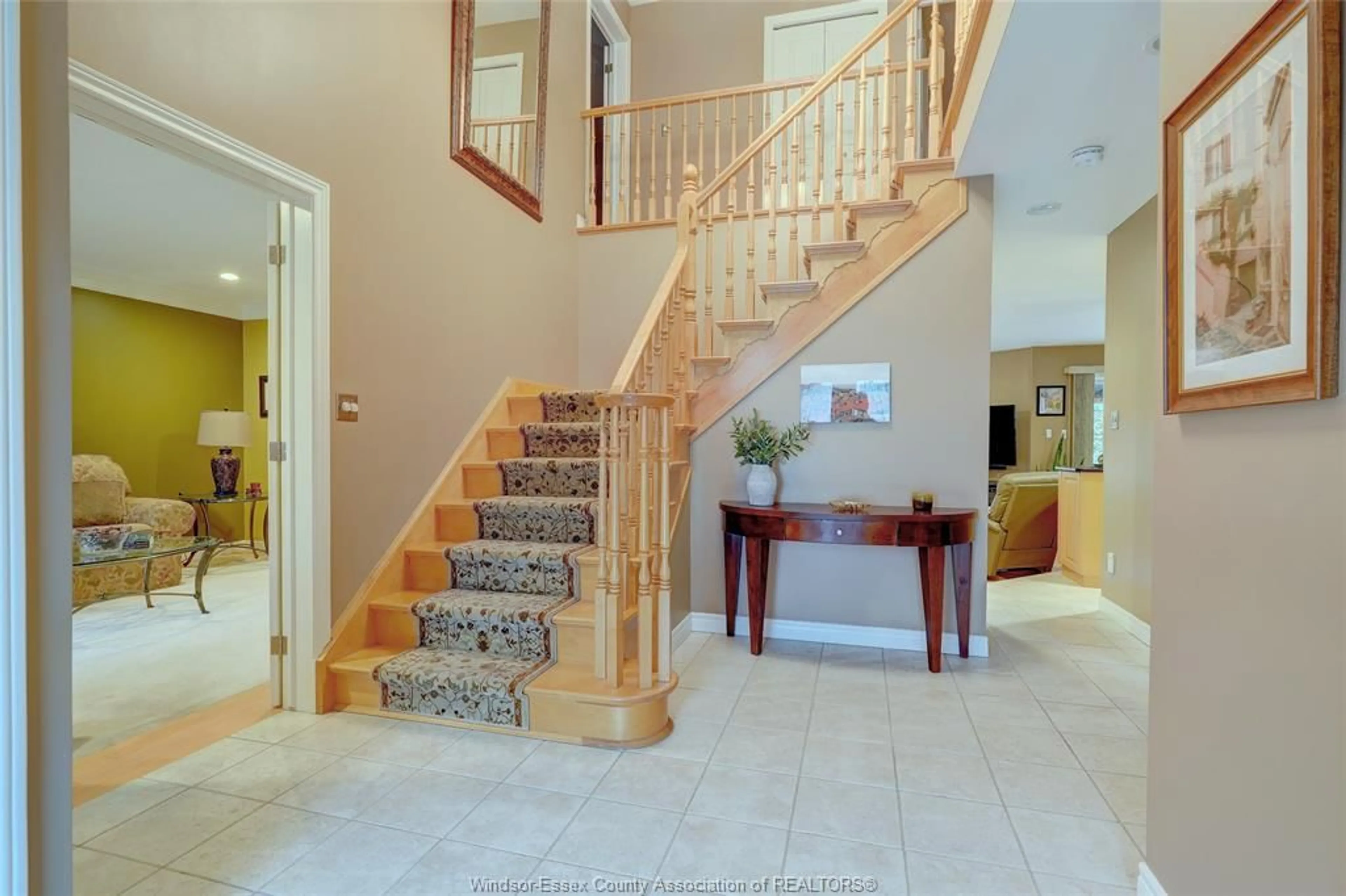 Indoor foyer for 2230 SUZANNE, LaSalle Ontario N9N 2K3