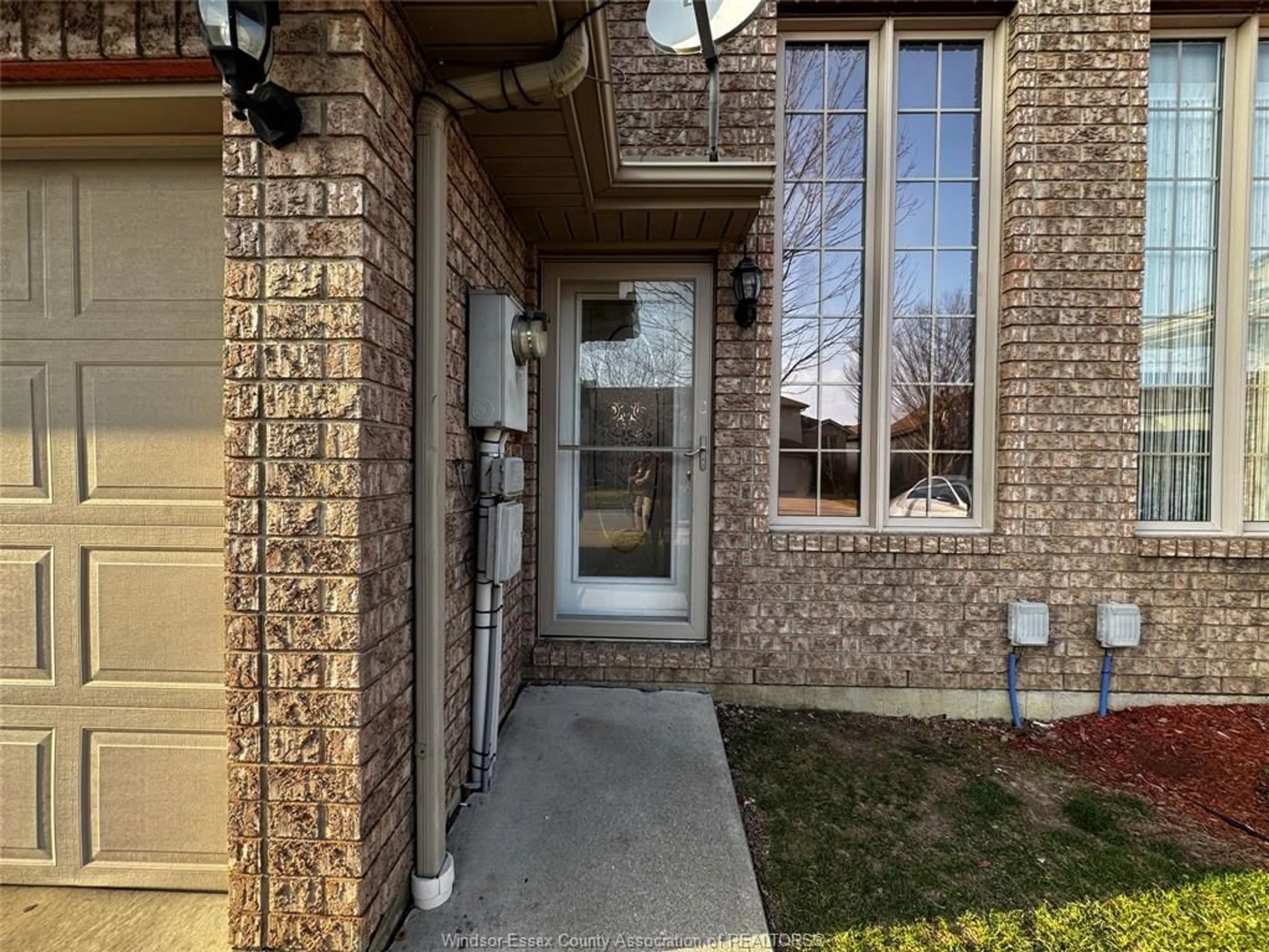 Indoor entryway for 11814 ROCKLAND St, Windsor Ontario N8P 1Z9