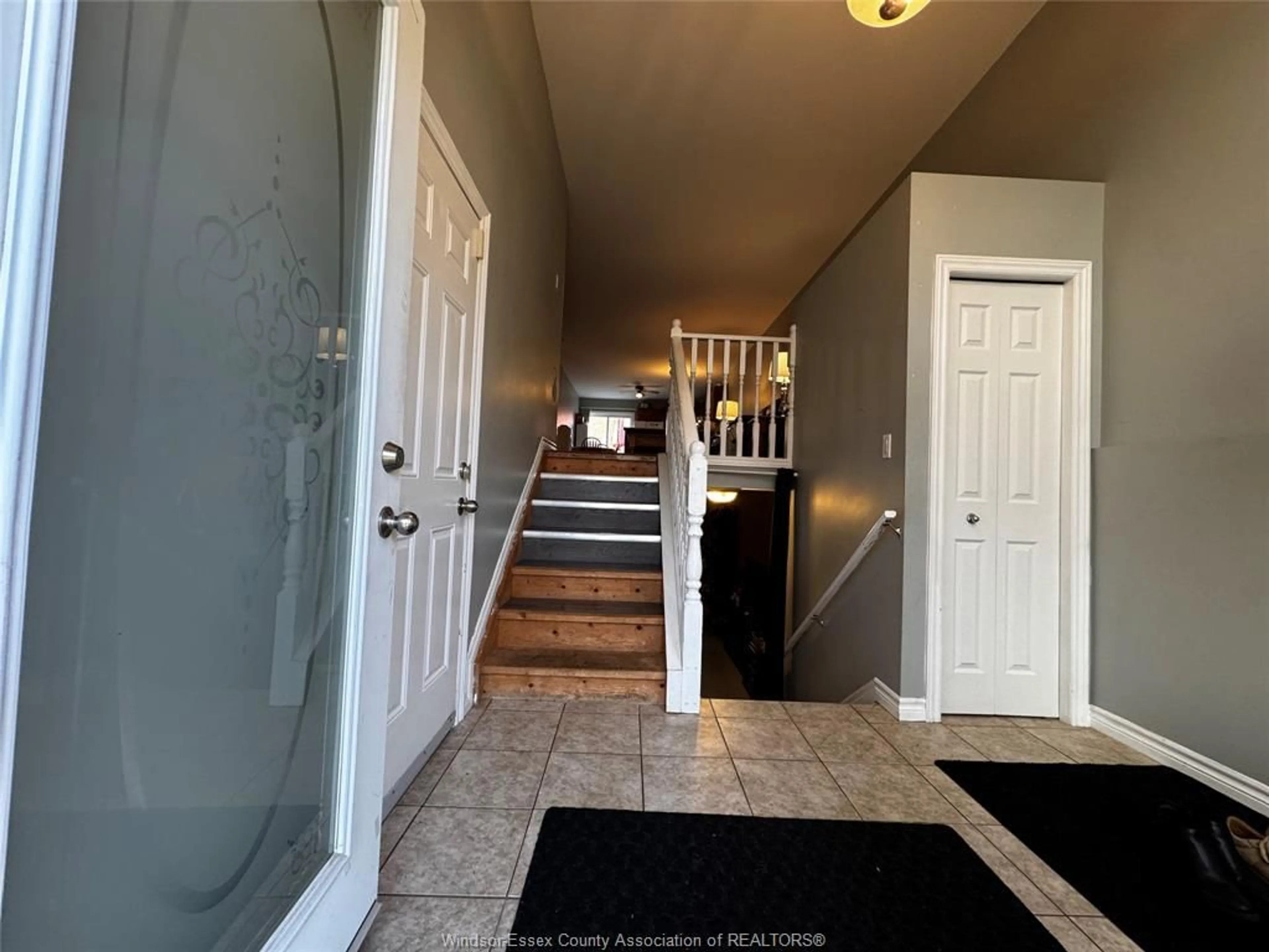 Indoor entryway for 11814 ROCKLAND St, Windsor Ontario N8P 1Z9
