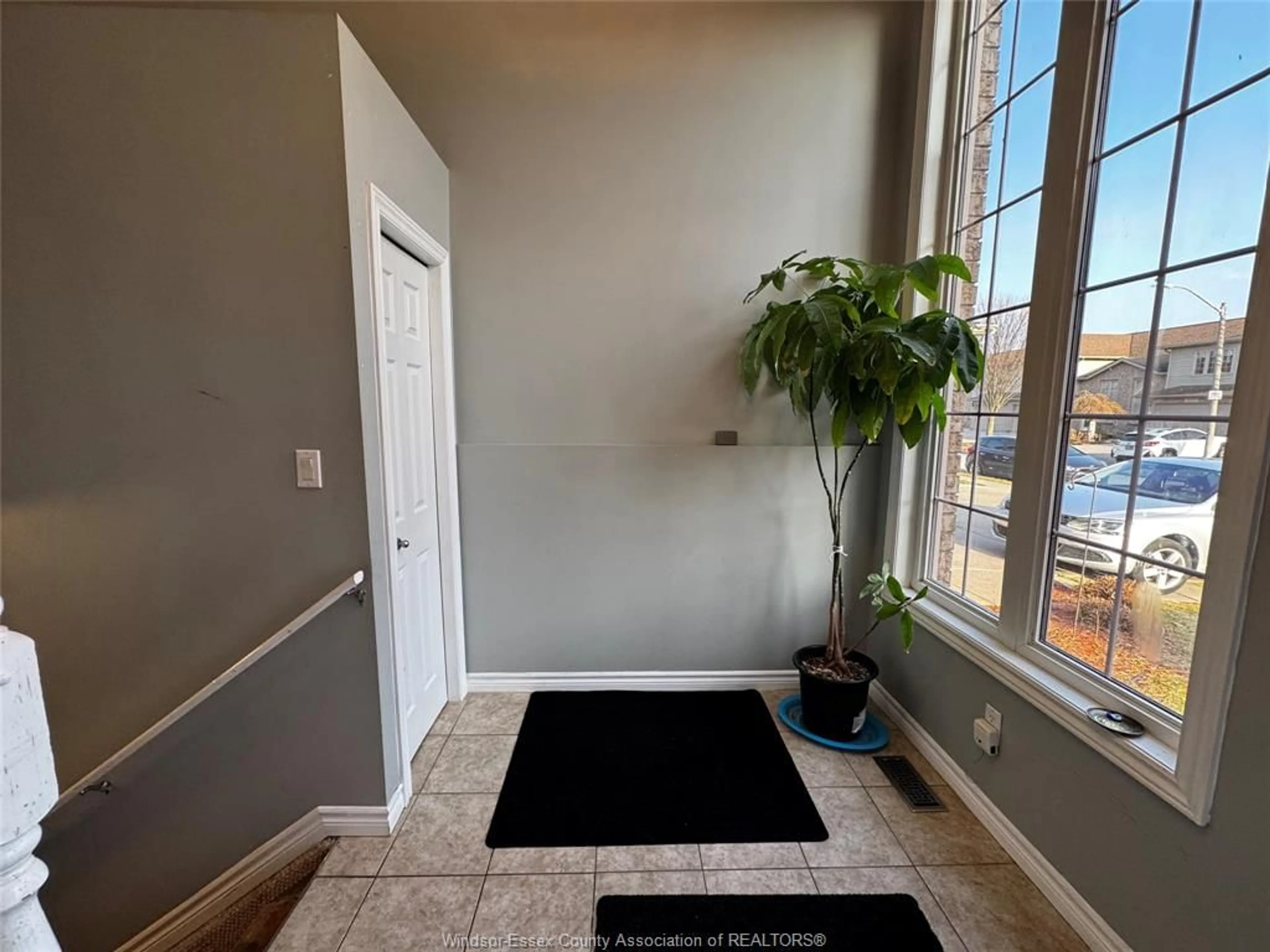 Indoor entryway for 11814 ROCKLAND St, Windsor Ontario N8P 1Z9