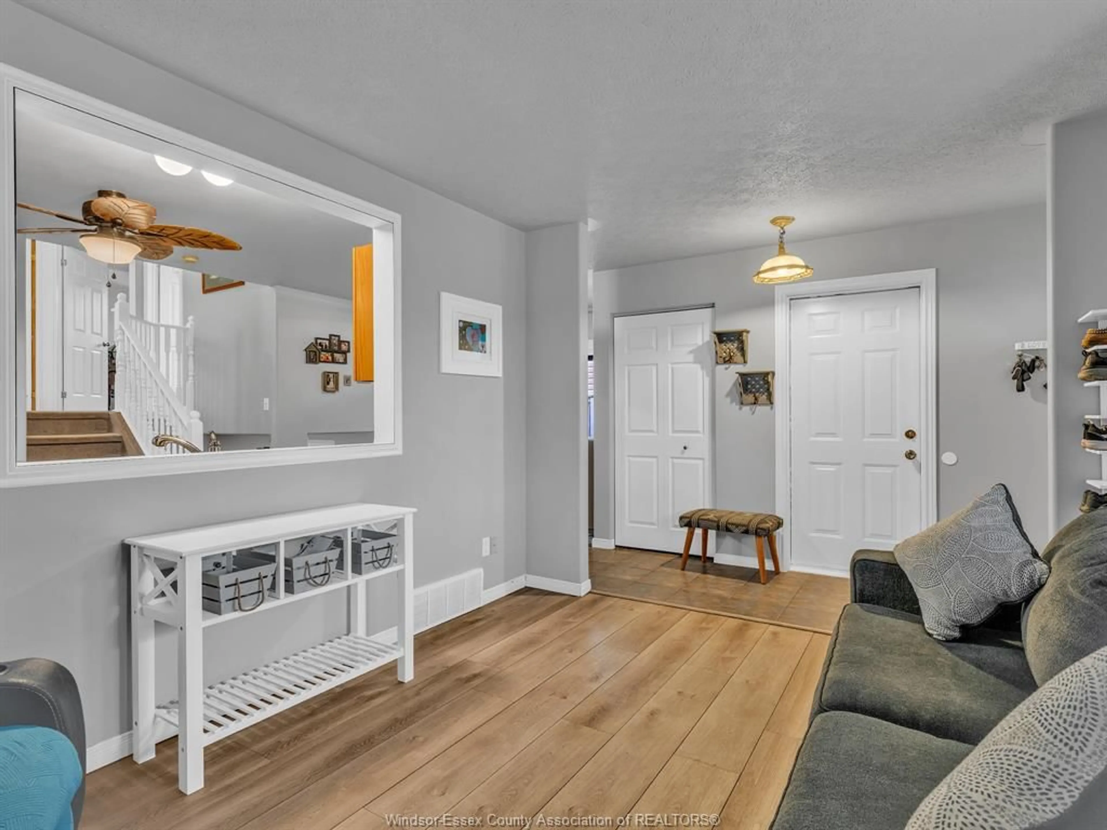 Indoor entryway for 3638 Irongate Cir, Windsor Ontario N8W 5T4