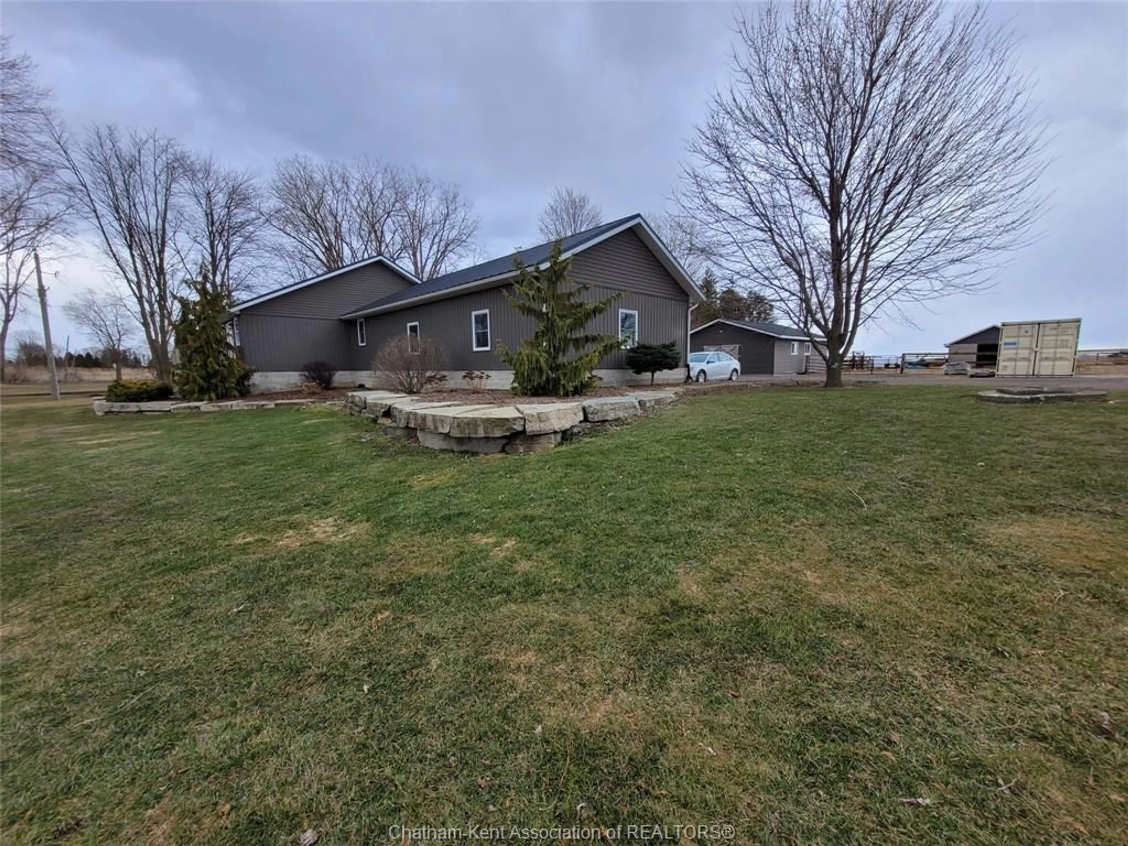 A pic from outside/outdoor area/front of a property/back of a property/a pic from drone, water/lake/river/ocean view for 11930 SPLINTER Line, Thamesville Ontario N0P 2K0