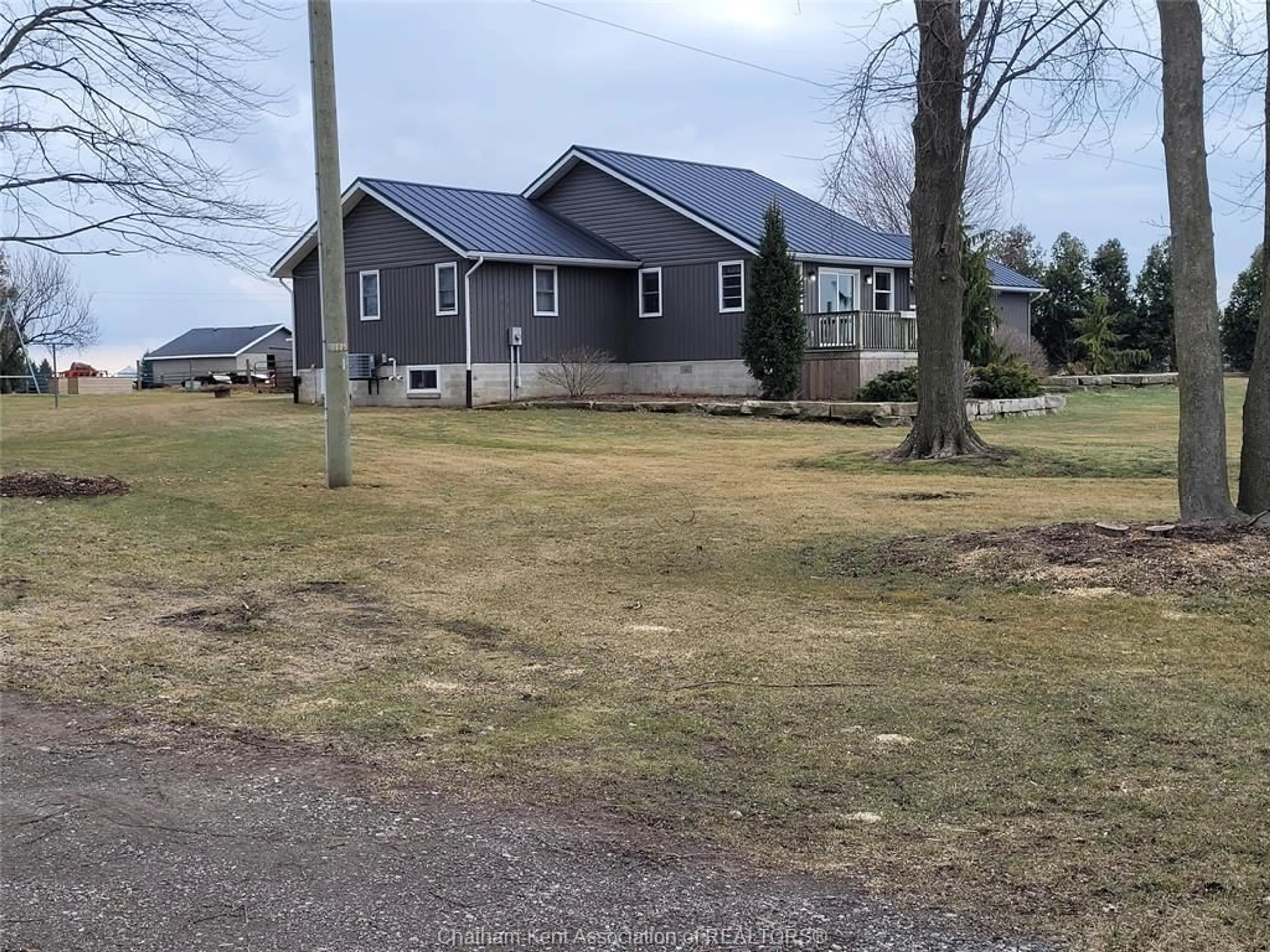 A pic from outside/outdoor area/front of a property/back of a property/a pic from drone, unknown for 11930 SPLINTER Line, Thamesville Ontario N0P 2K0
