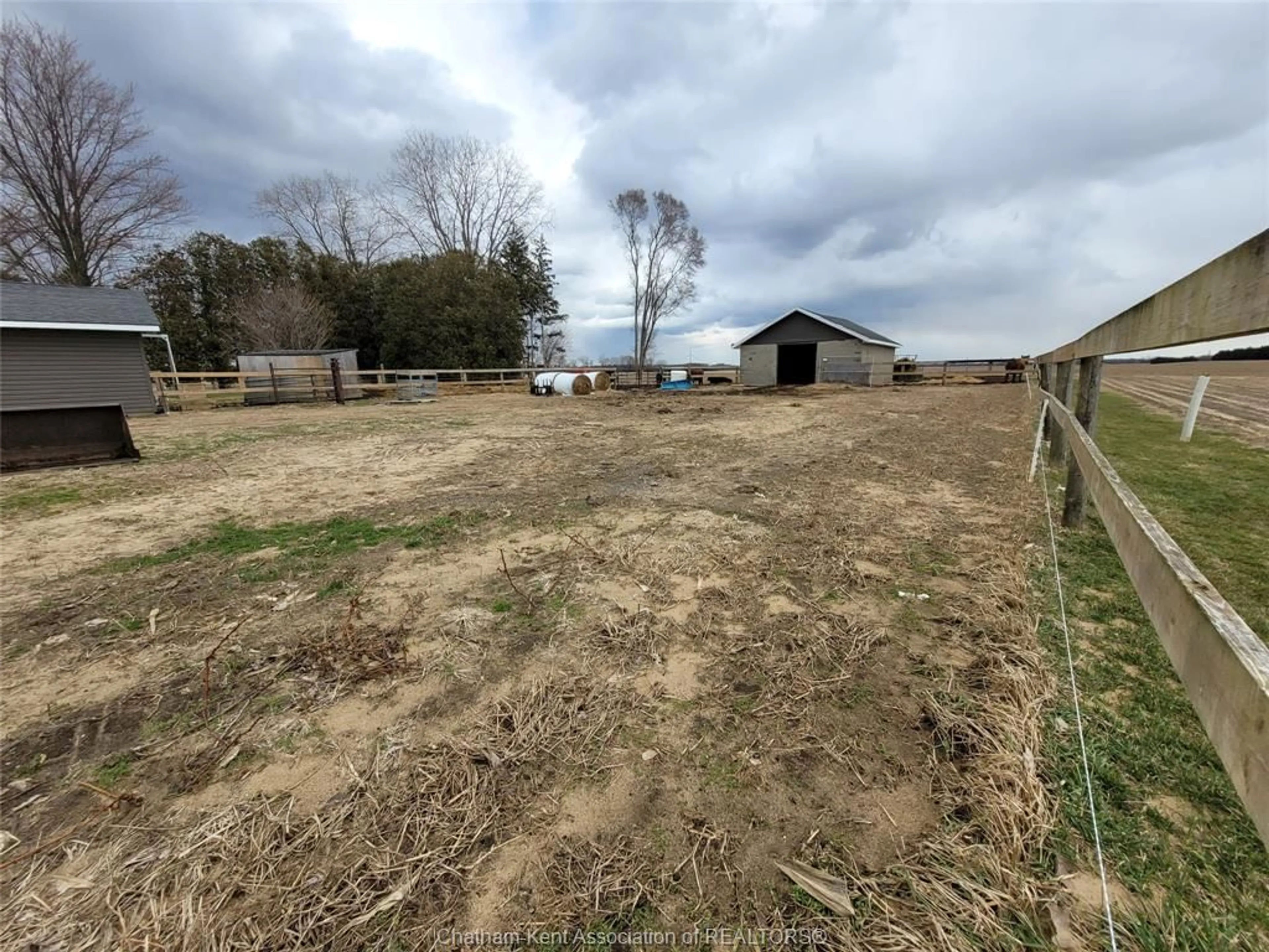 A pic from outside/outdoor area/front of a property/back of a property/a pic from drone, unknown for 11930 SPLINTER Line, Thamesville Ontario N0P 2K0