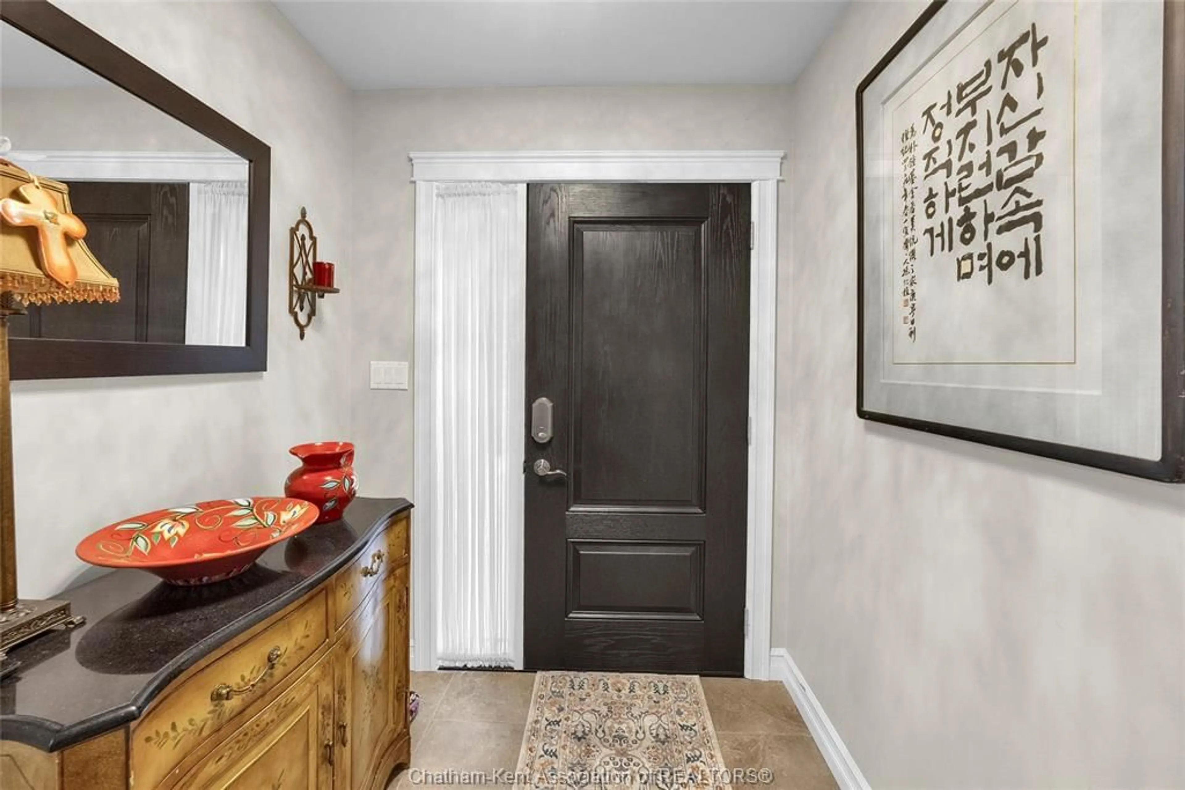 Indoor entryway for 480 TWEEDSMUIR Ave, Chatham Ontario N7M 0K9