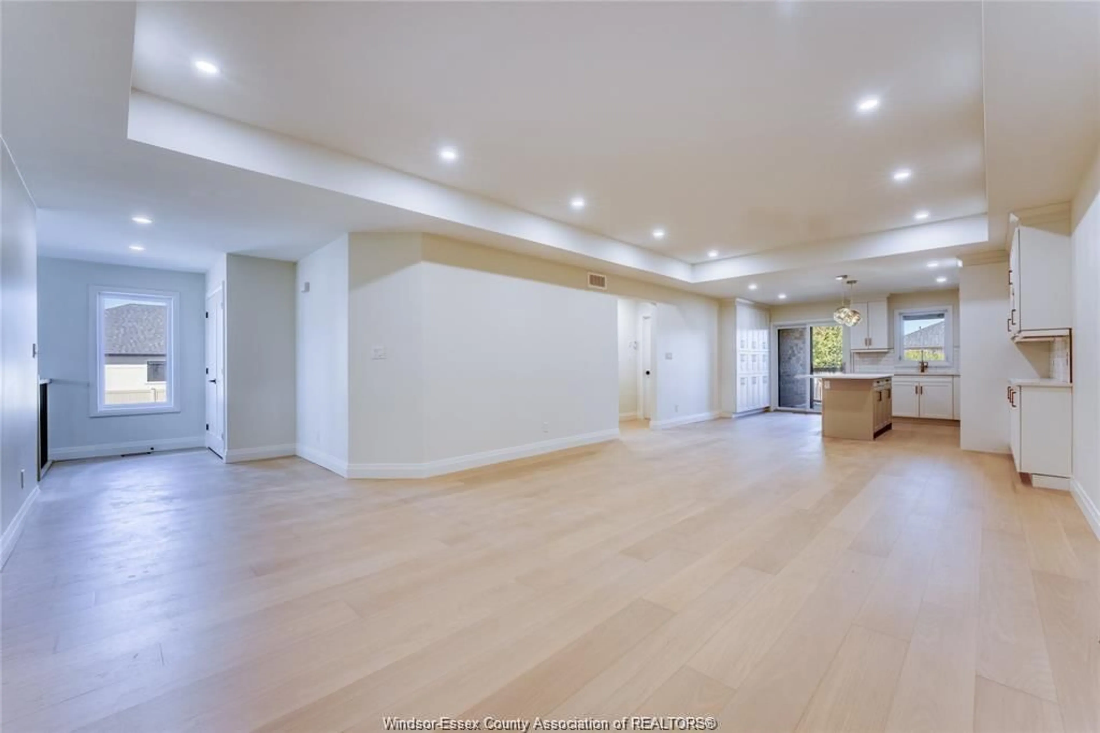 Indoor foyer for 351 MAYRAND St, LaSalle Ontario N9J 0E7