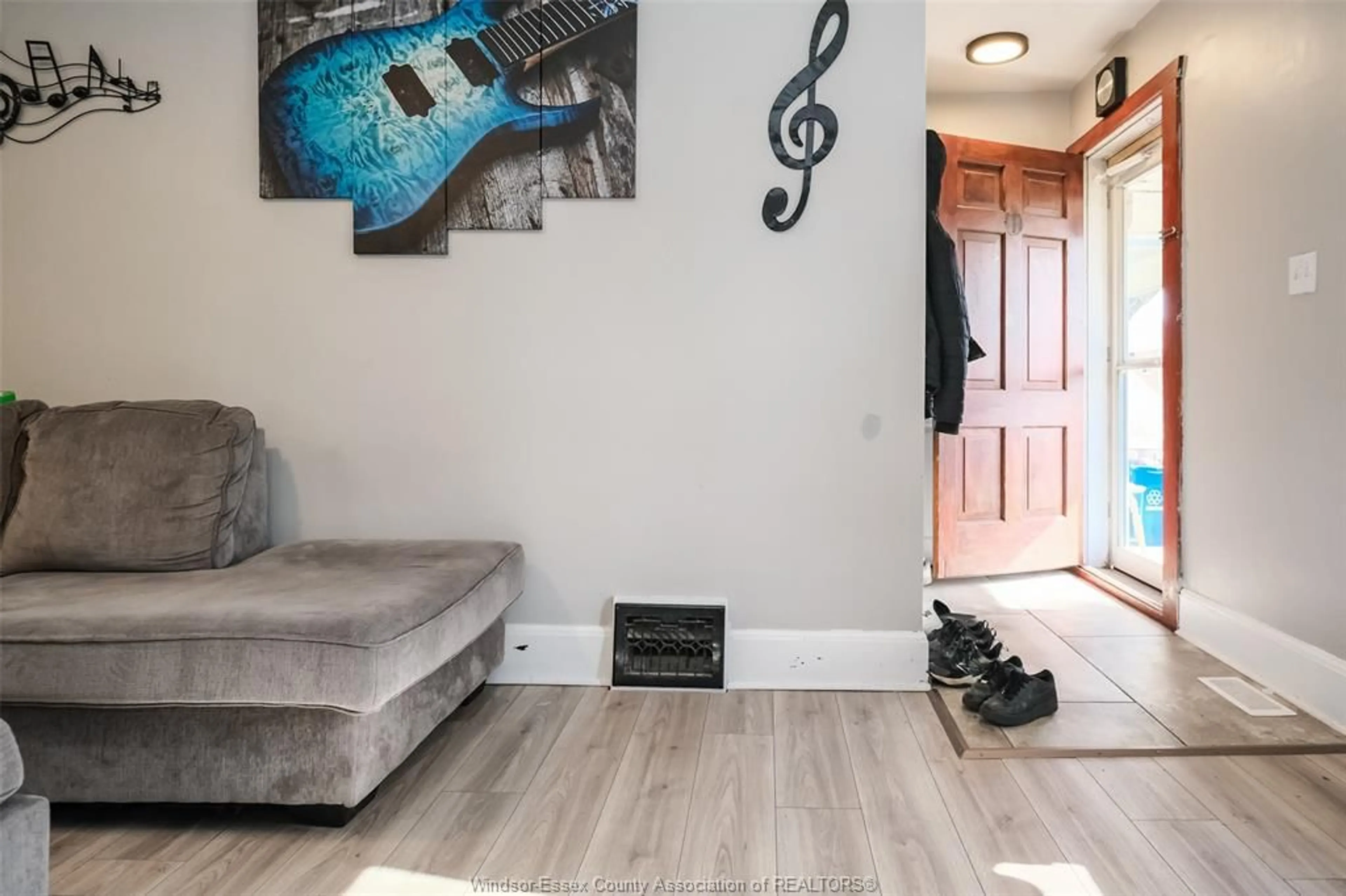 Indoor entryway for 1556 GLADSTONE Ave, Windsor Ontario N8X 2R1
