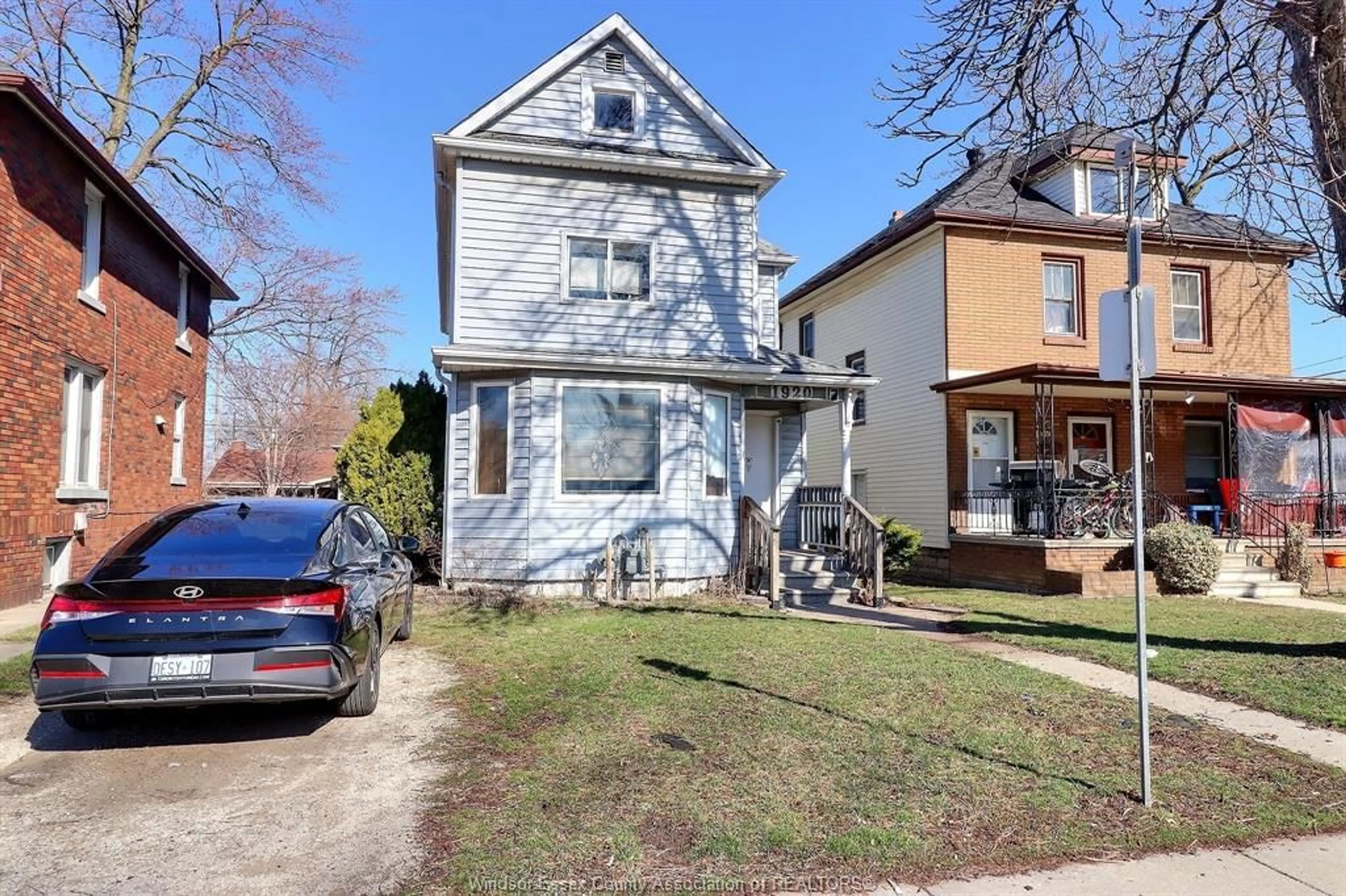 A pic from outside/outdoor area/front of a property/back of a property/a pic from drone, street for 1920 UNIVERSITY Ave, Windsor Ontario N9B 1C8