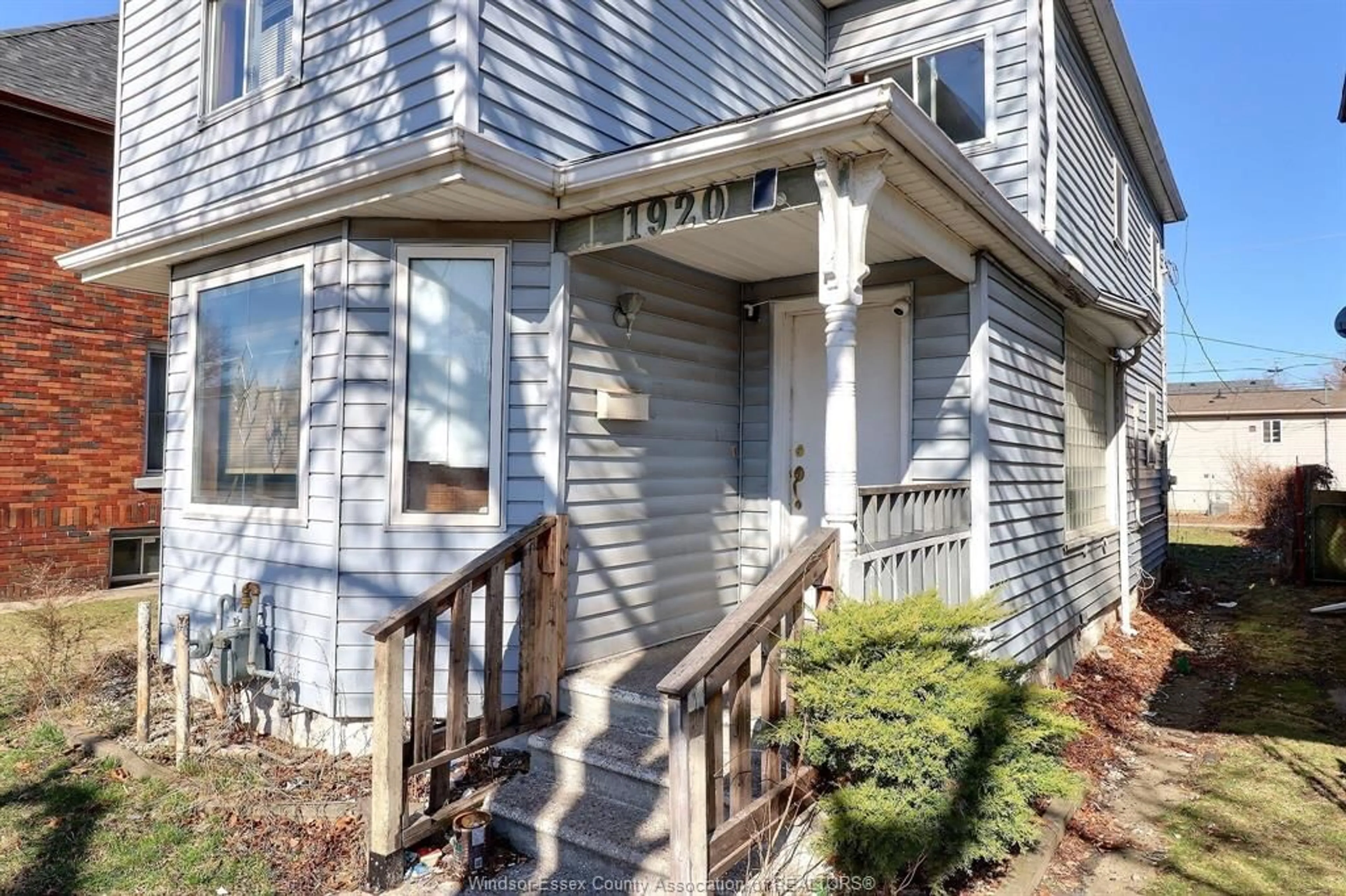 Home with vinyl exterior material, street for 1920 UNIVERSITY Ave, Windsor Ontario N9B 1C8