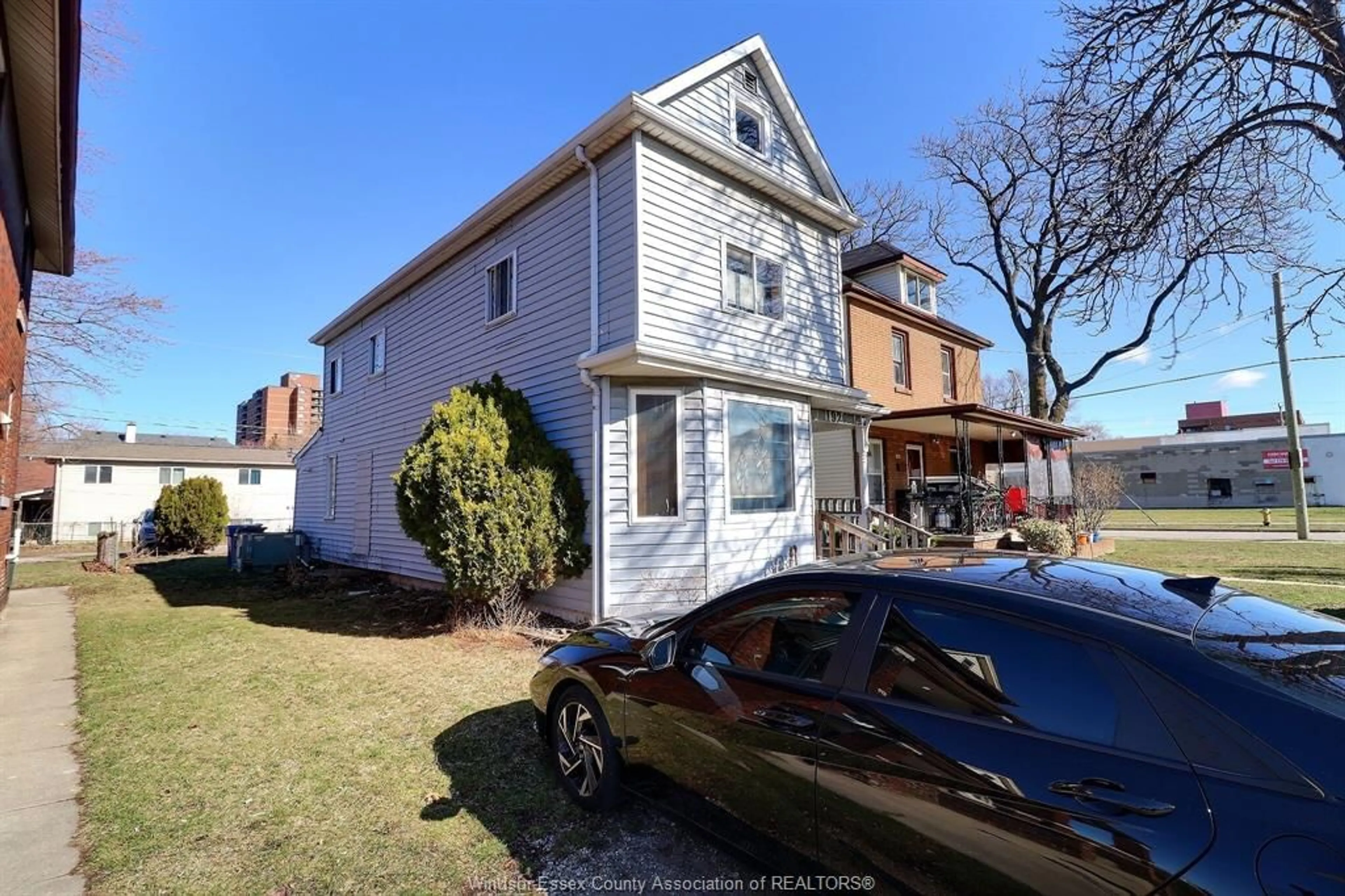 A pic from outside/outdoor area/front of a property/back of a property/a pic from drone, street for 1920 UNIVERSITY Ave, Windsor Ontario N9B 1C8
