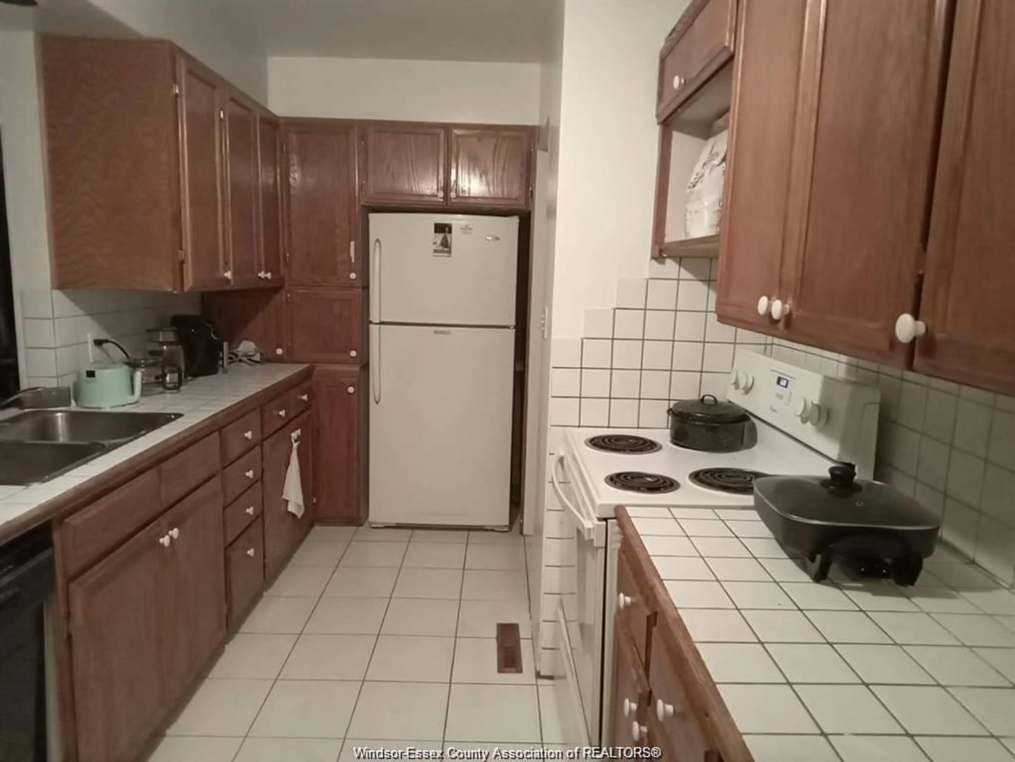 Standard kitchen, unknown for 3277 DOMINION, Windsor Ontario N9E 2N6