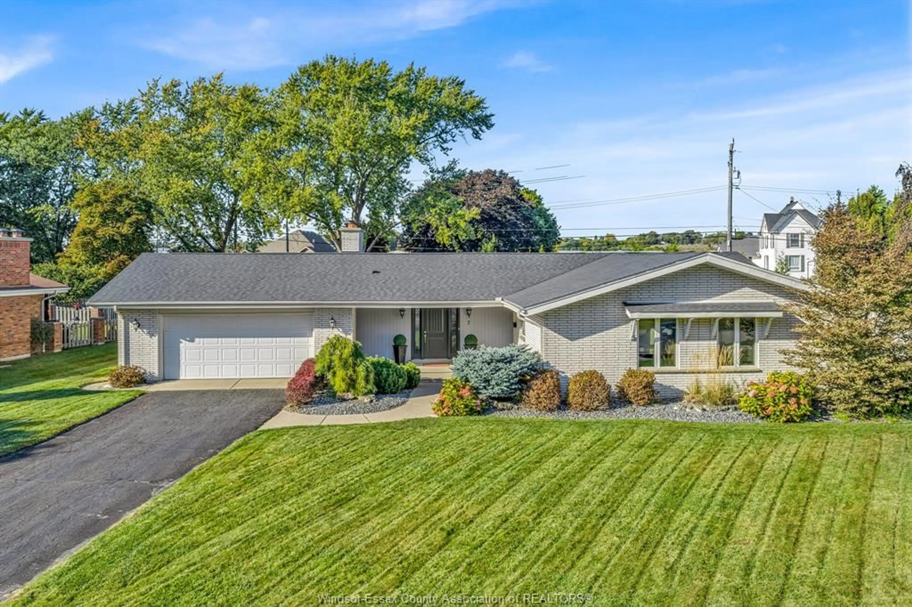 A pic from outside/outdoor area/front of a property/back of a property/a pic from drone, unknown for 7 LONGBEACH Dr, Leamington Ontario N8H 4H9