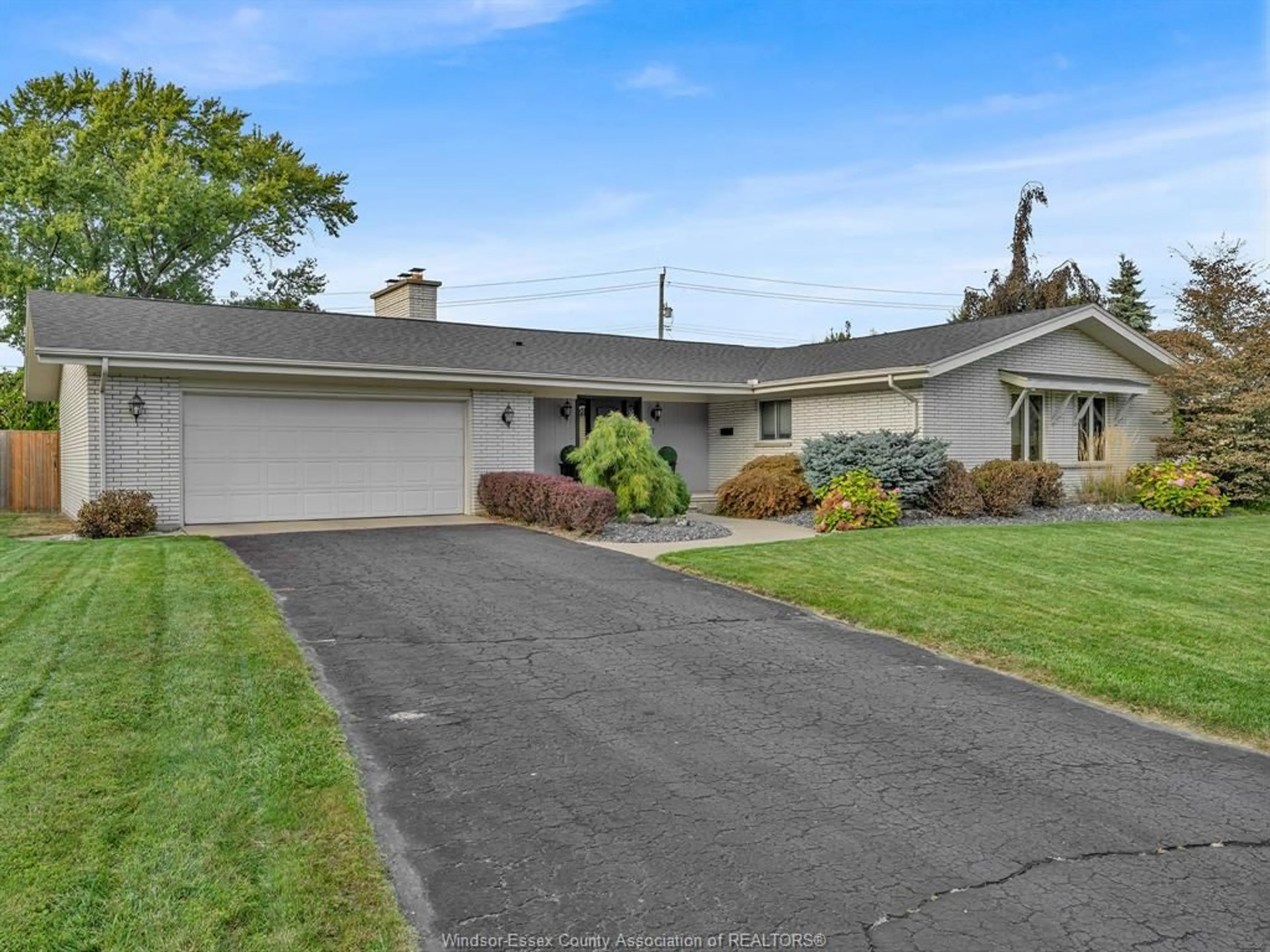 Home with vinyl exterior material, street for 7 LONGBEACH Dr, Leamington Ontario N8H 4H9