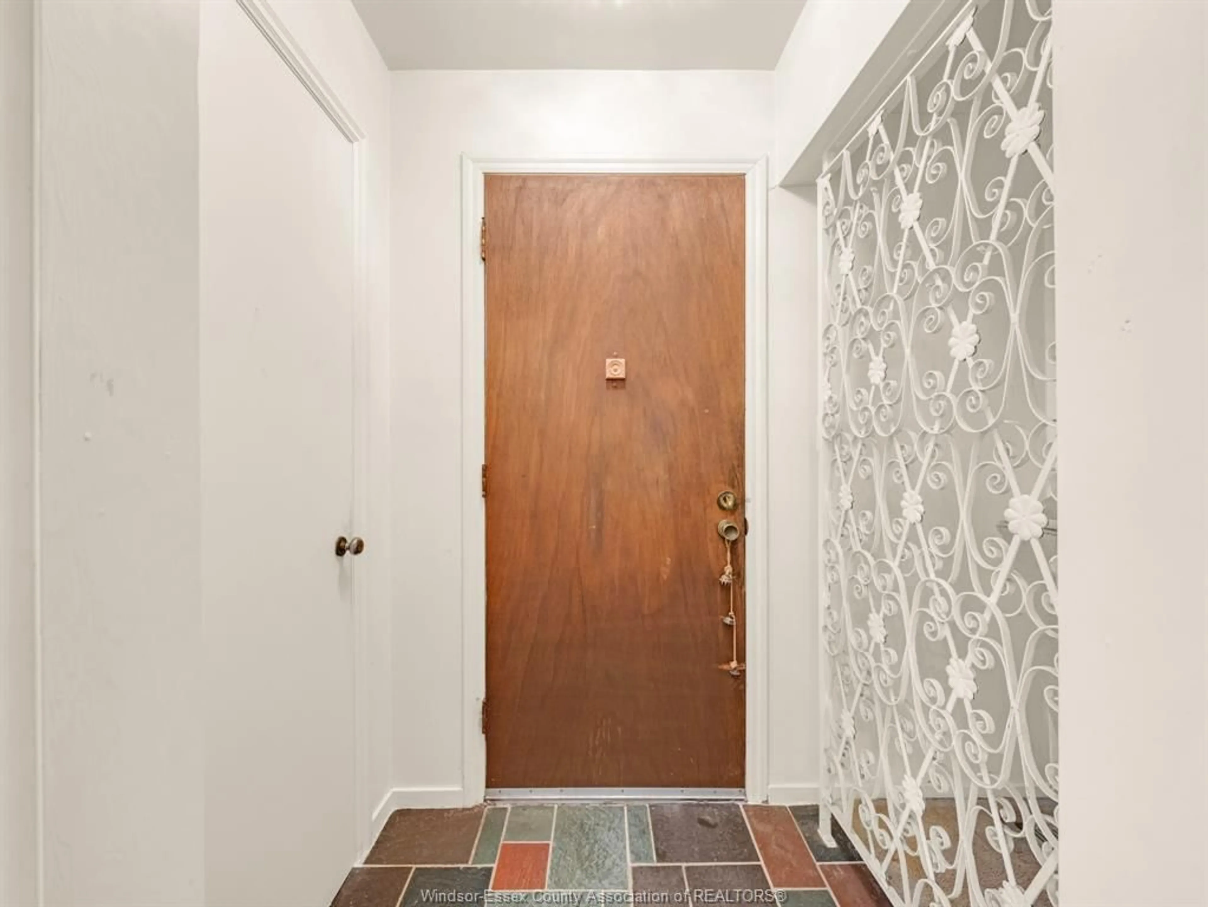 Indoor entryway for 994 ISABELLE Pl, Windsor Ontario N8S 3B2