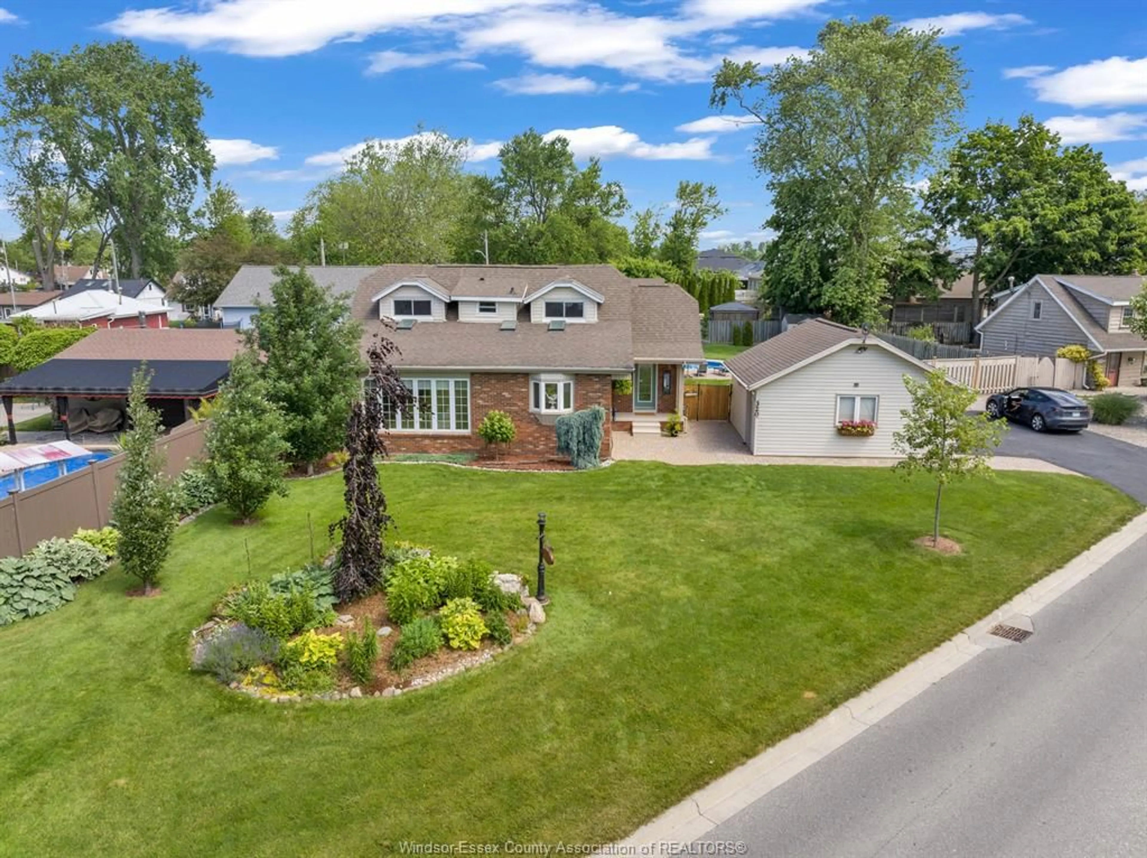 A pic from outside/outdoor area/front of a property/back of a property/a pic from drone, street for 320 LAKEVIEW Ave, Kingsville Ontario N9Y 2E3