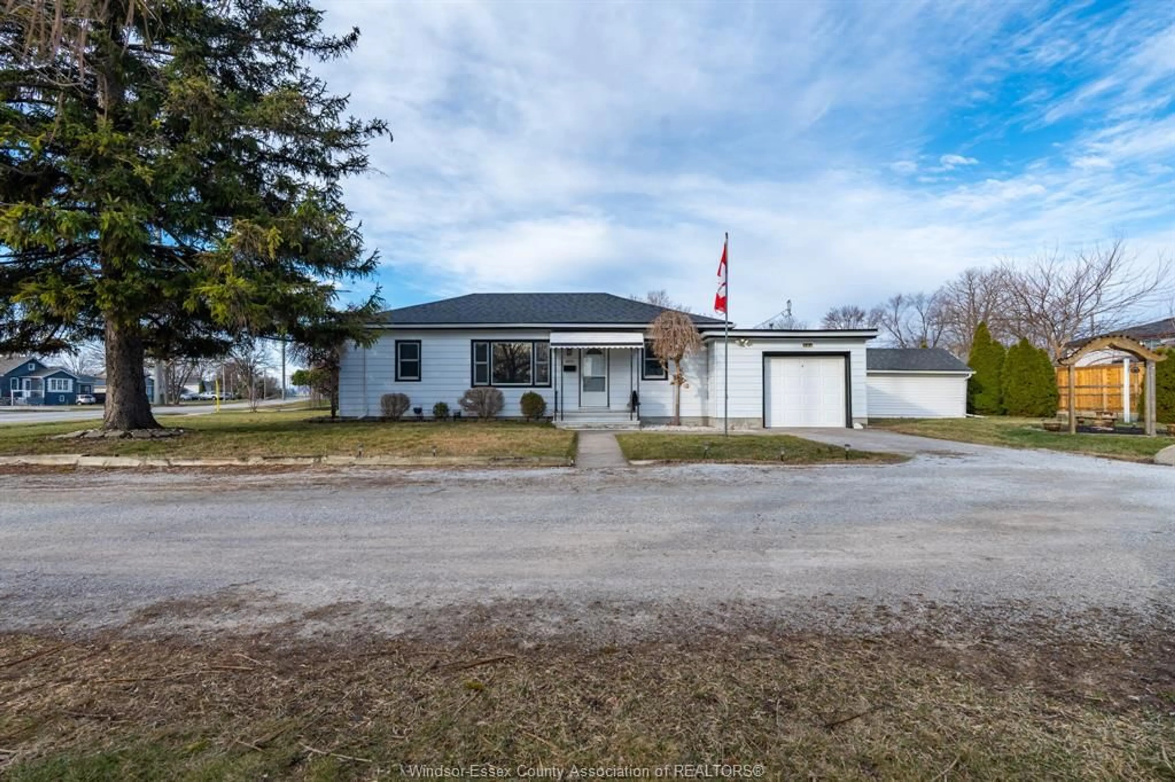 A pic from outside/outdoor area/front of a property/back of a property/a pic from drone, building for 4498 GRAND MARAIS Rd, Windsor Ontario N8W 1X7