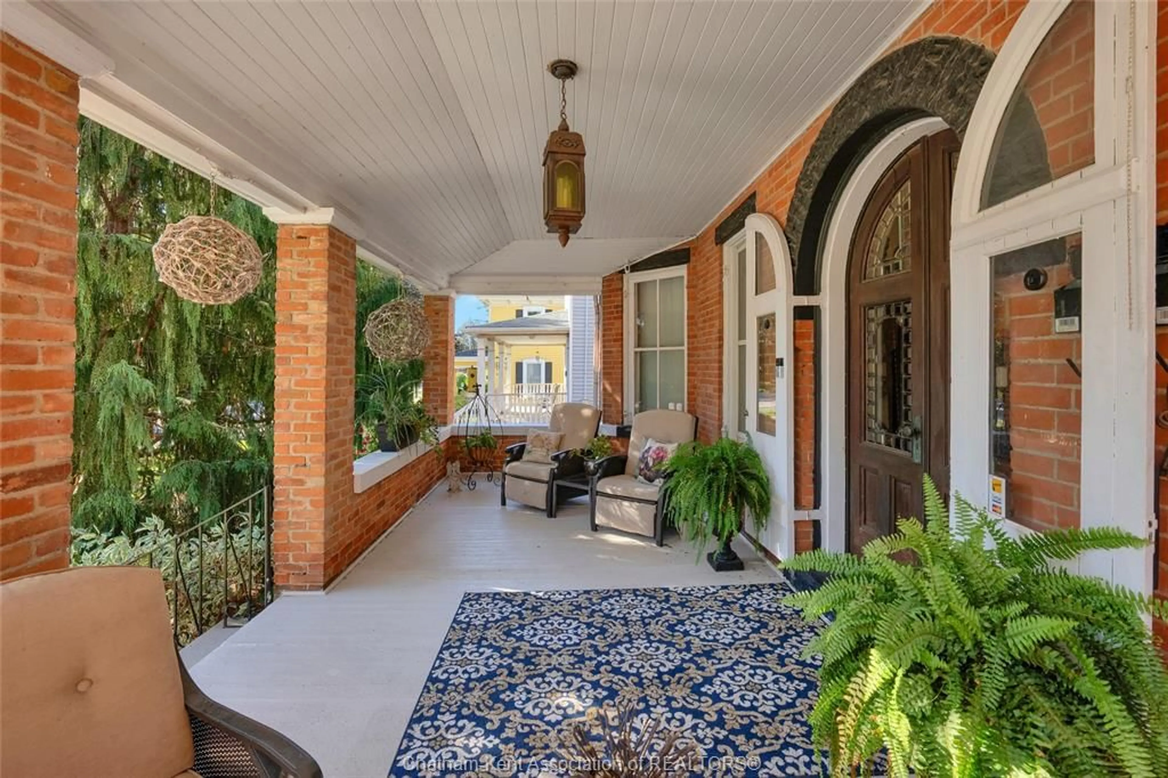 Patio, street for 325 Wellington St, Chatham Ontario N7M 1K2