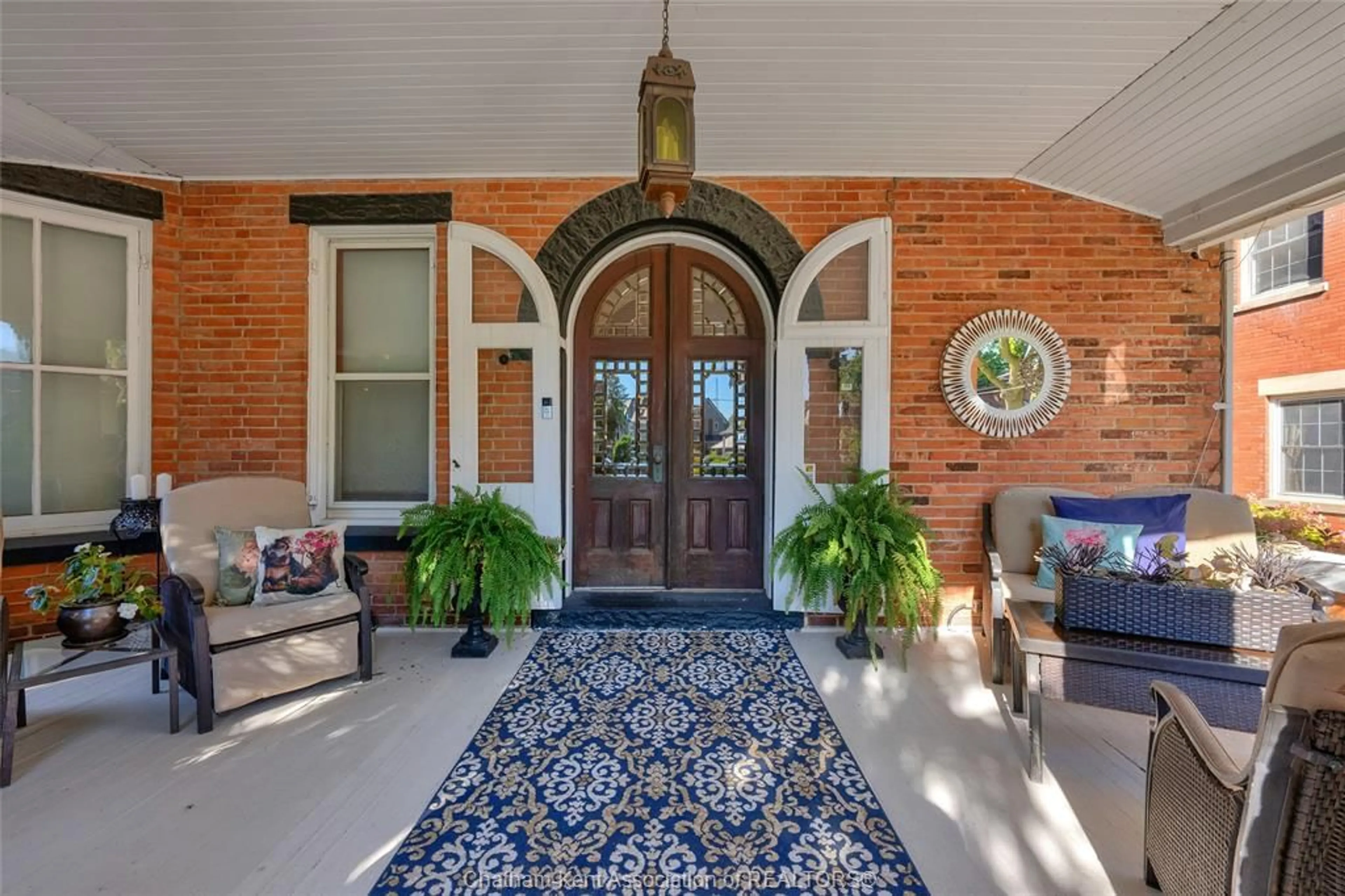 Indoor entryway for 325 Wellington St, Chatham Ontario N7M 1K2