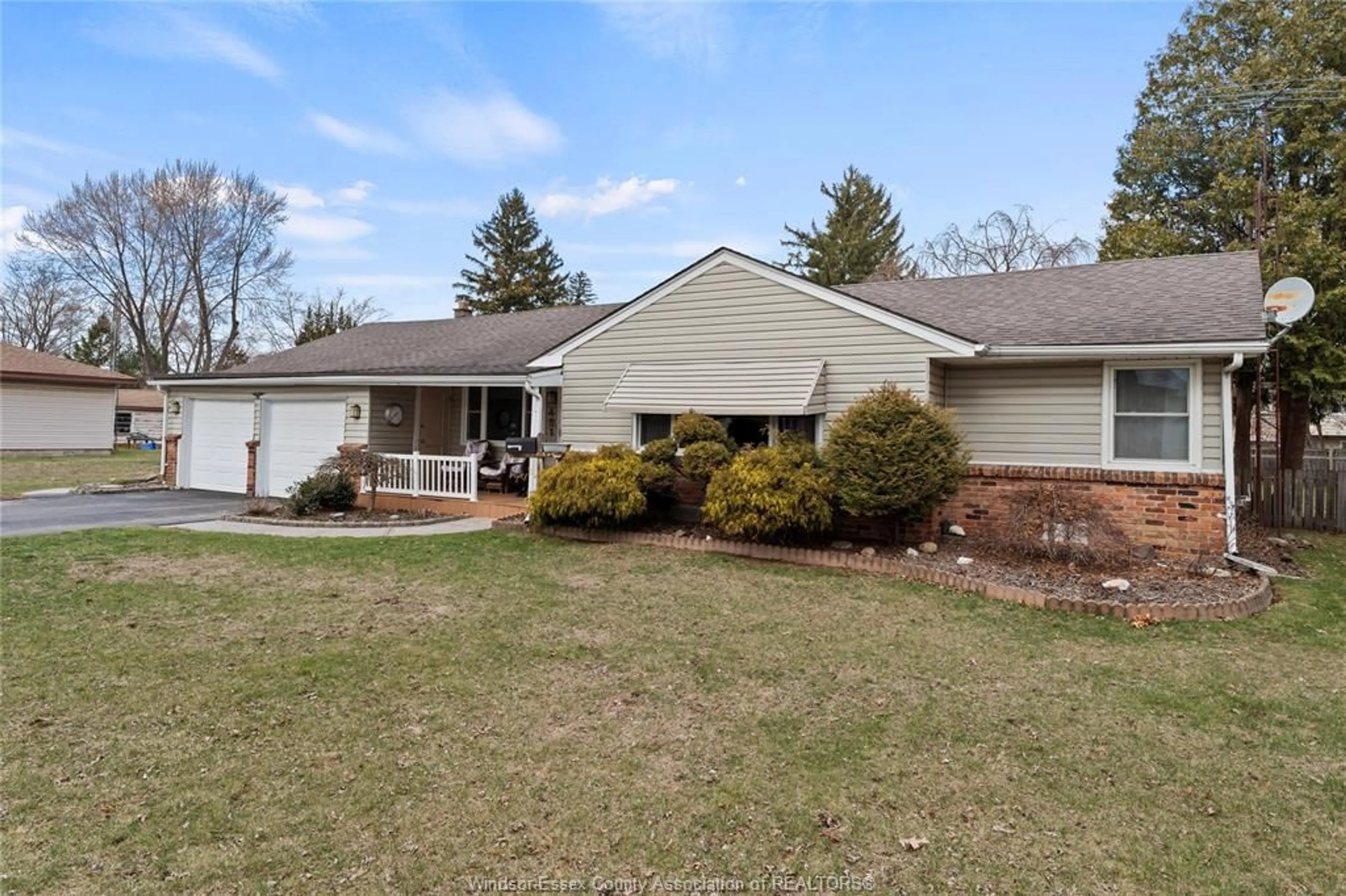 Home with vinyl exterior material, street for 481 MAPLE Ave, LaSalle Ontario N9J 1E3