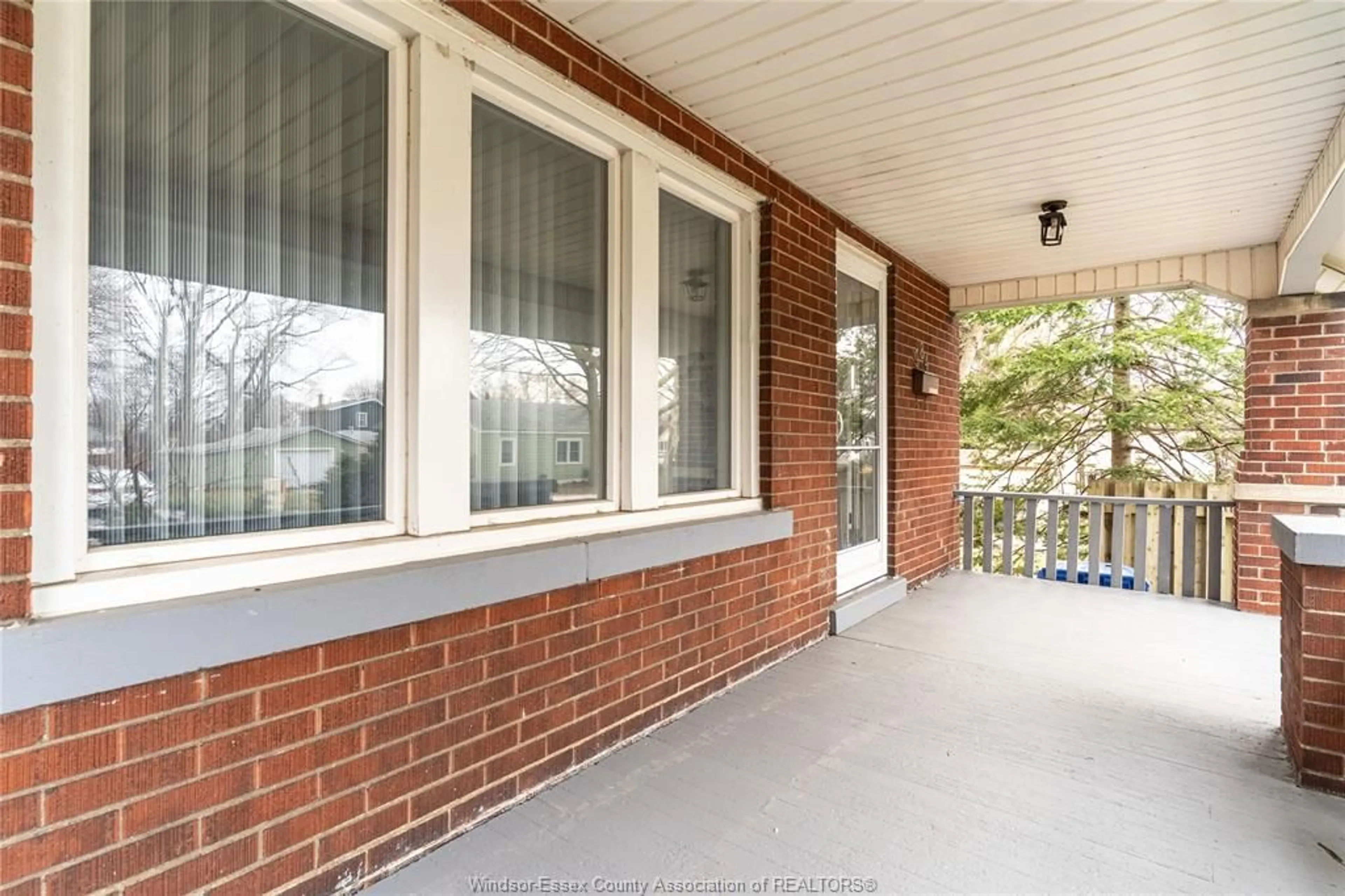 Unknown for 984 MCEWAN Ave, Windsor Ontario N9B 2G5