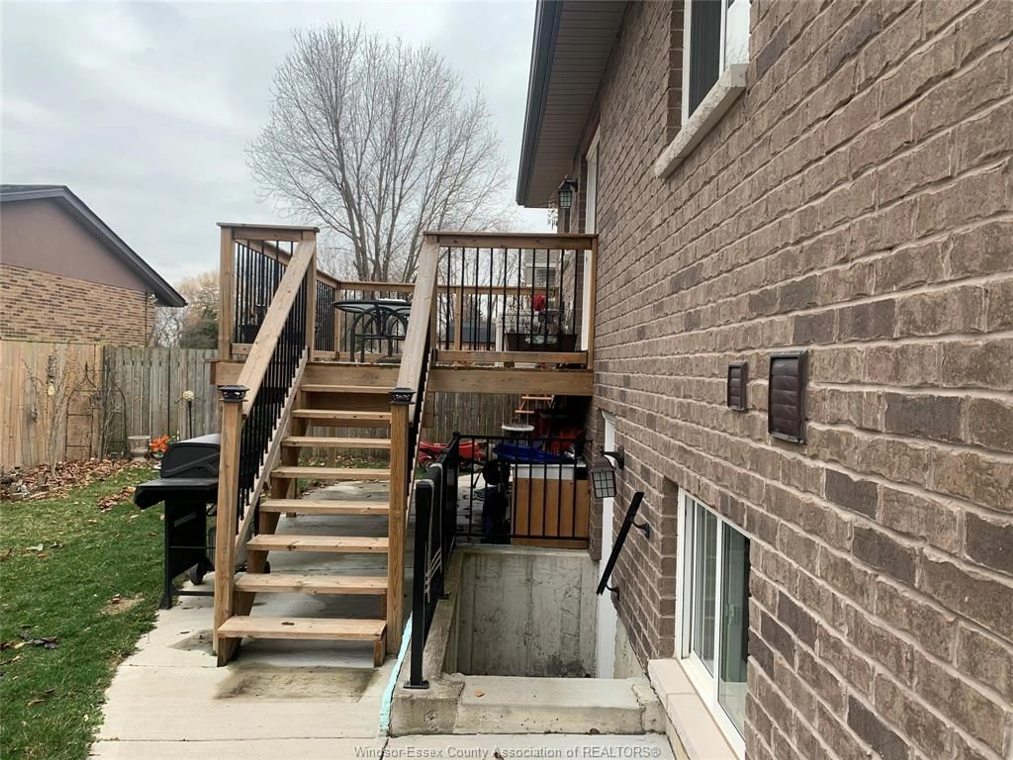 Patio, street for 655 RIVER Ave, LaSalle Ontario N9J 1A3
