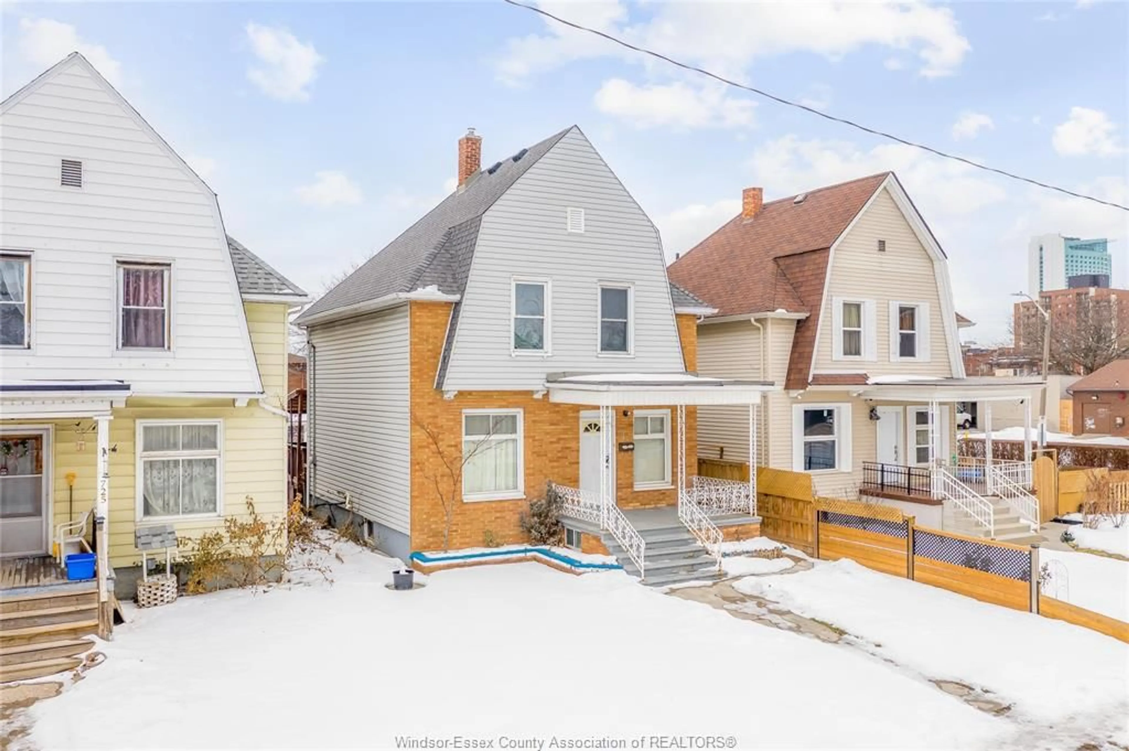 A pic from outside/outdoor area/front of a property/back of a property/a pic from drone, street for 715 AYLMER Ave, Windsor Ontario N9A 1V2