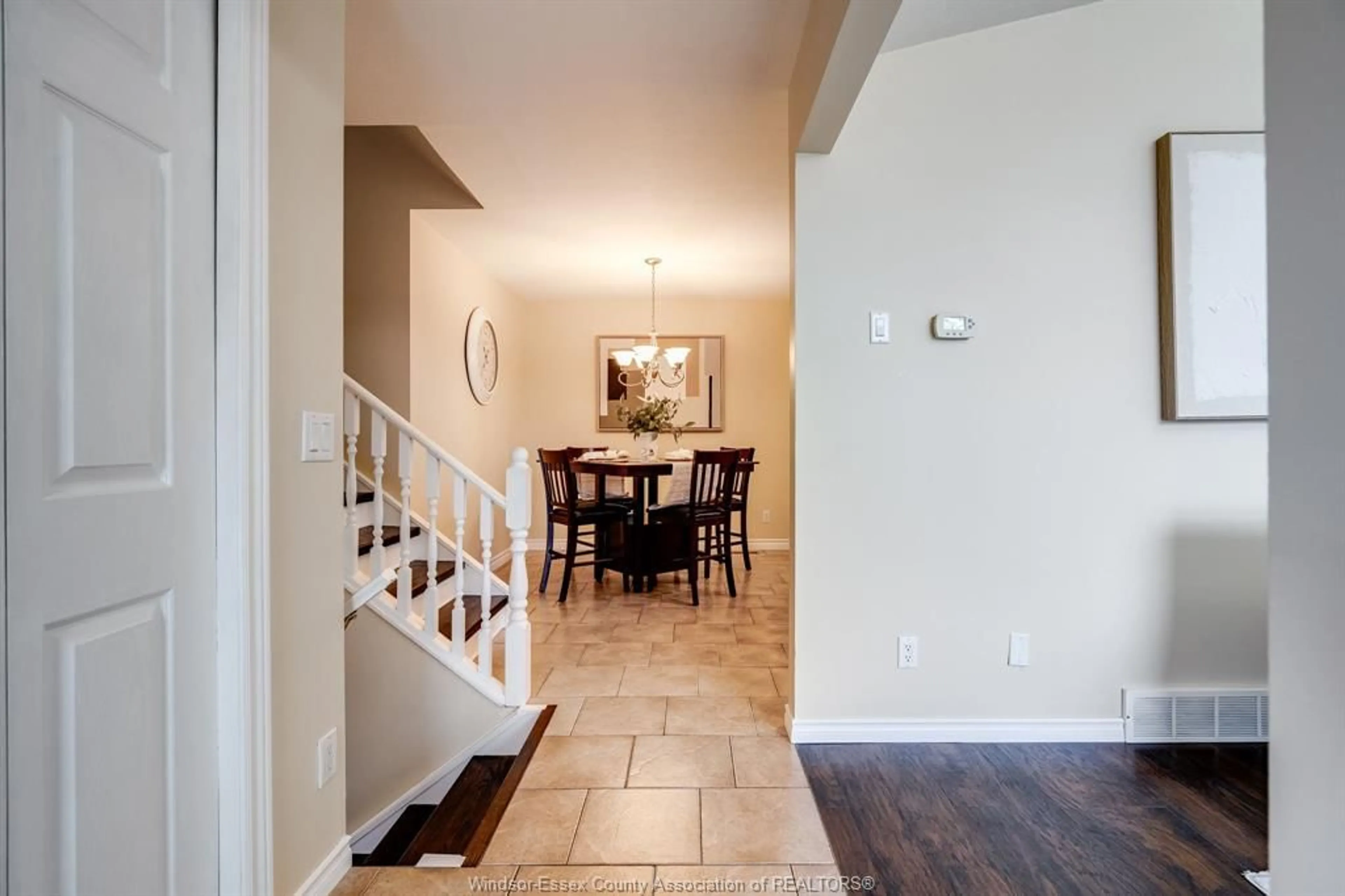 Indoor foyer for 58 Sutton Dr, Leamington Ontario N8H 5C8