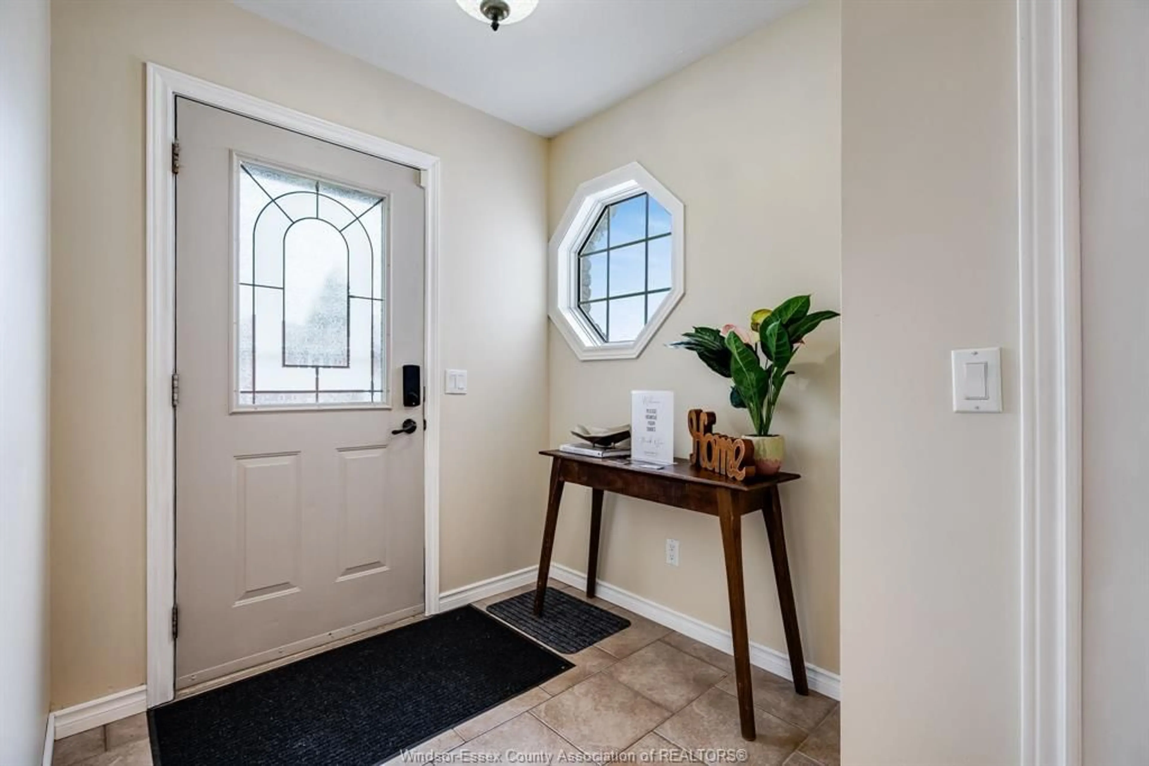 Indoor entryway for 58 Sutton Dr, Leamington Ontario N8H 5C8