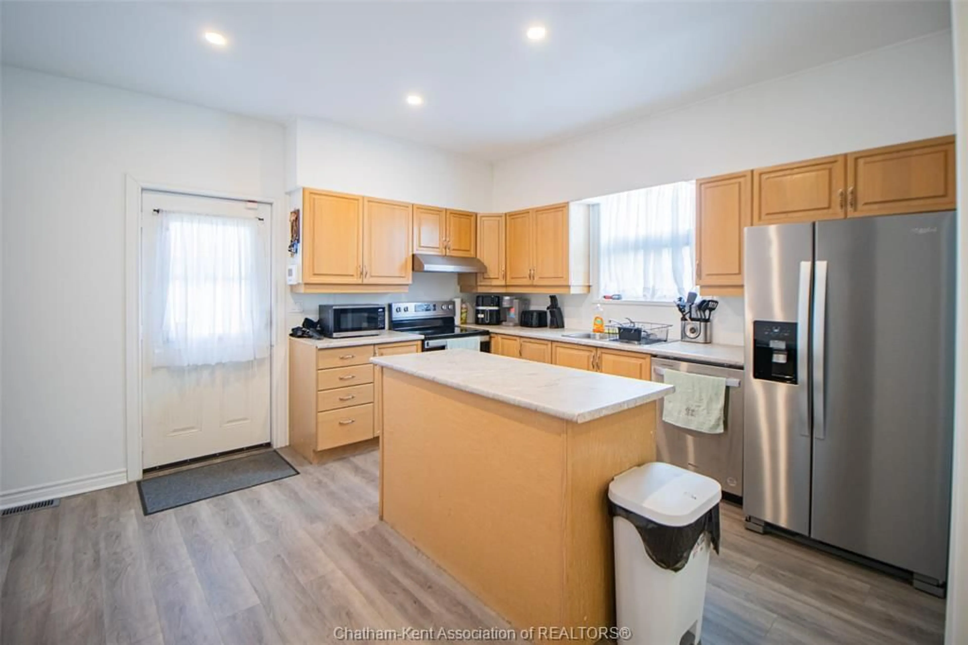 Standard kitchen, unknown for 53 Selkirk St, Chatham Ontario N7L 1Y6