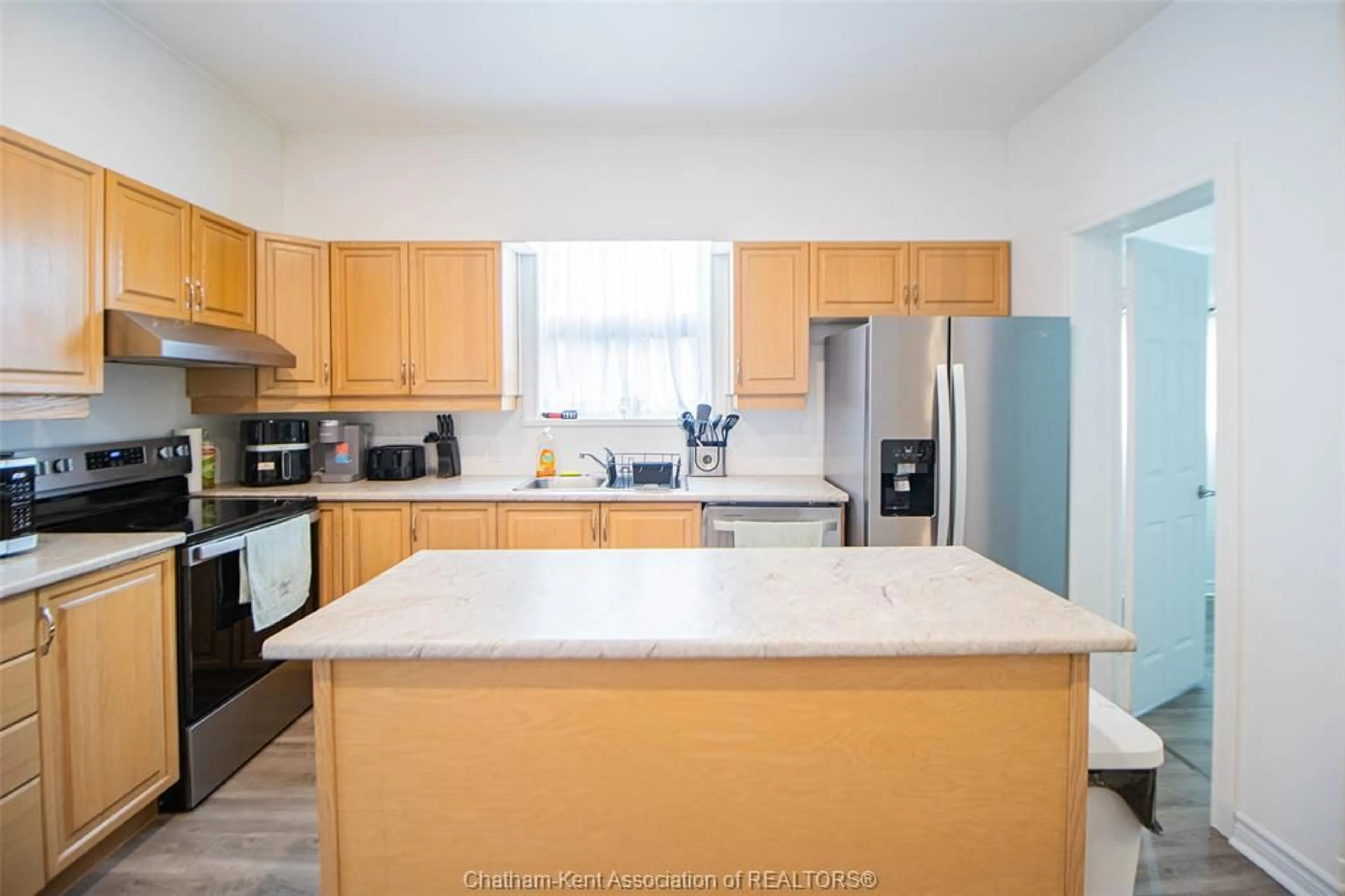 Standard kitchen, unknown for 53 Selkirk St, Chatham Ontario N7L 1Y6