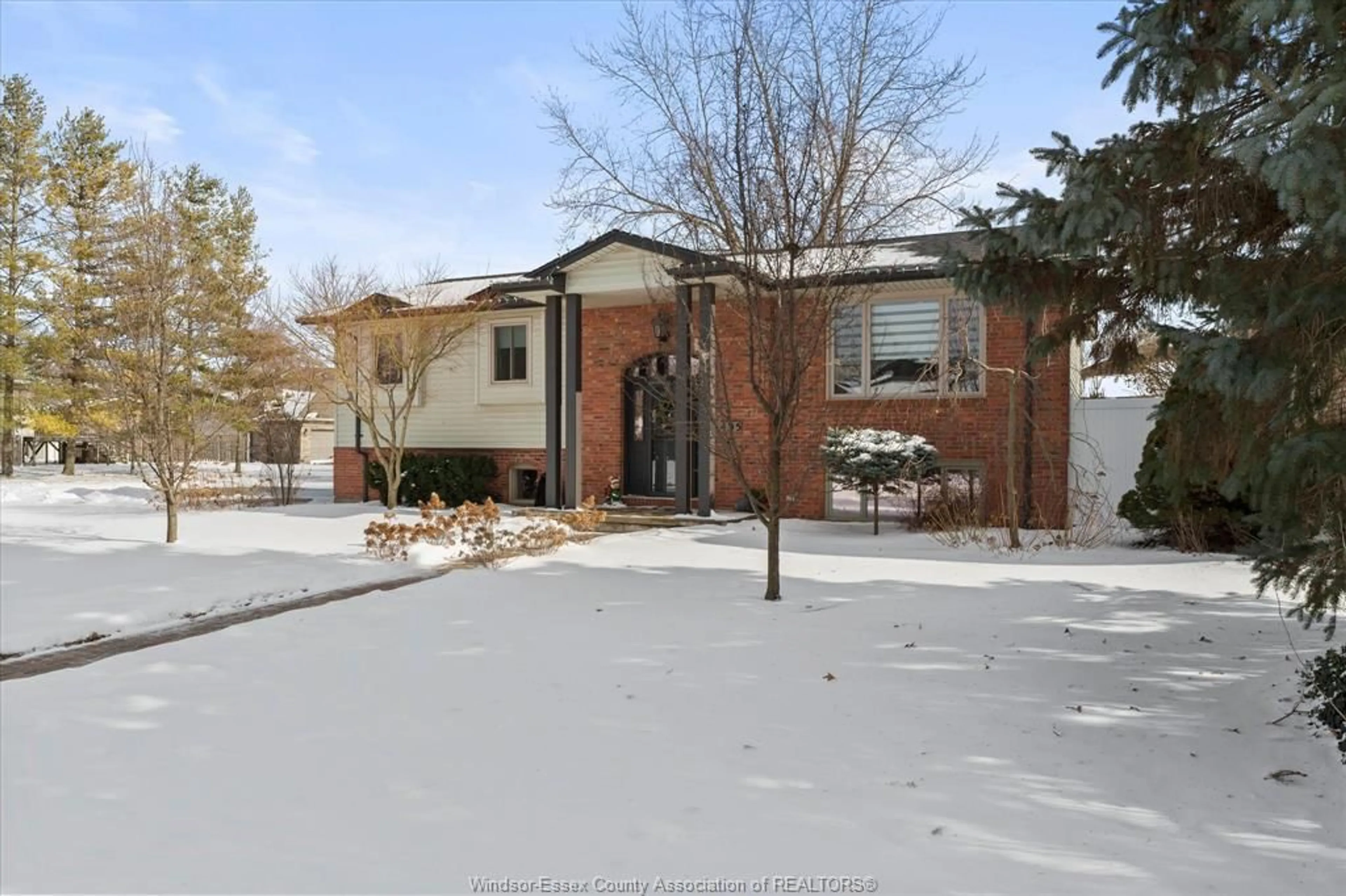 Unknown for 405 STATE St, LaSalle Ontario N9J 3G1