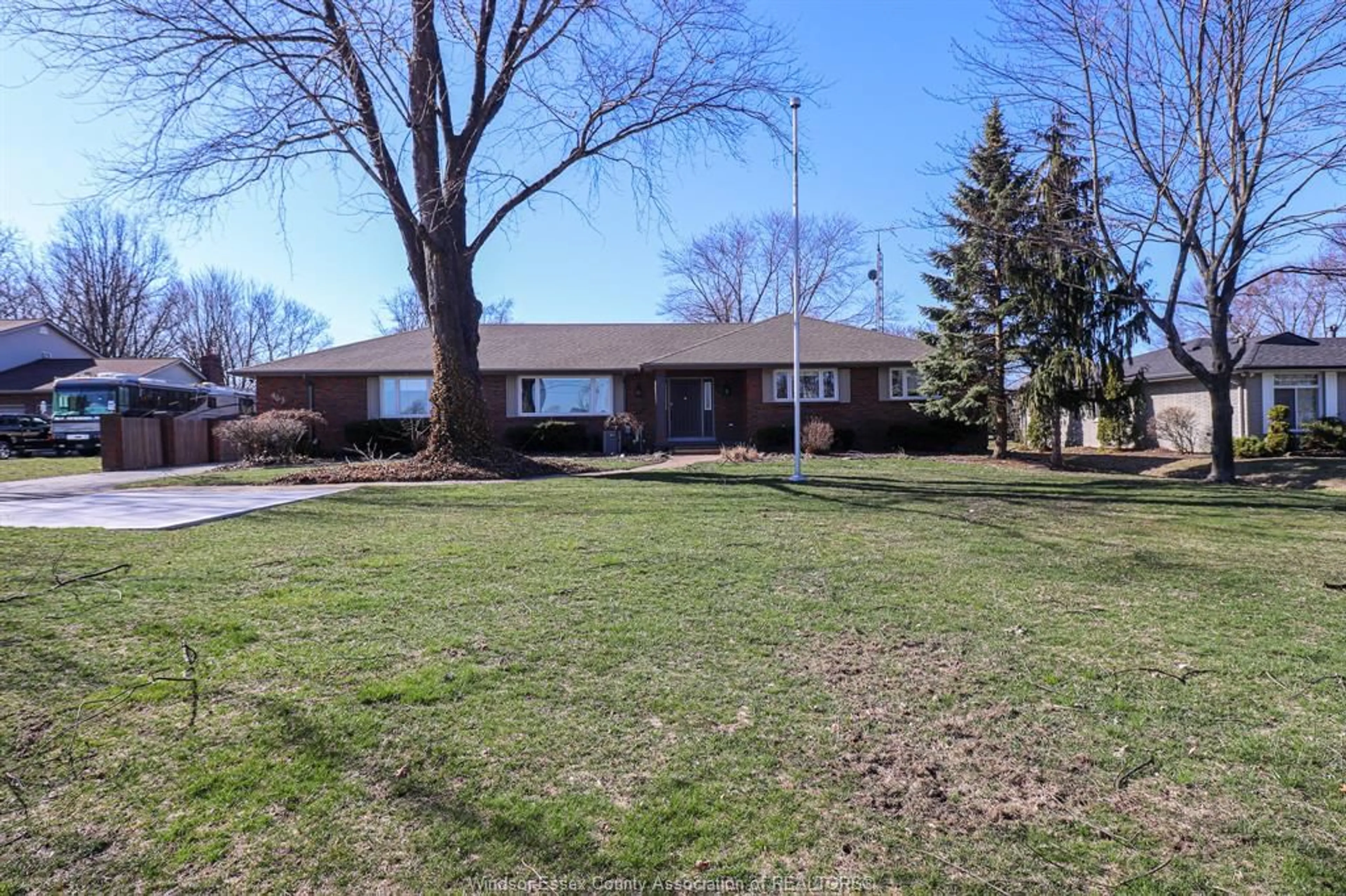 A pic from outside/outdoor area/front of a property/back of a property/a pic from drone, street for 463 RUSSELL WOODS Rd, Lakeshore Ontario N8H 3S6