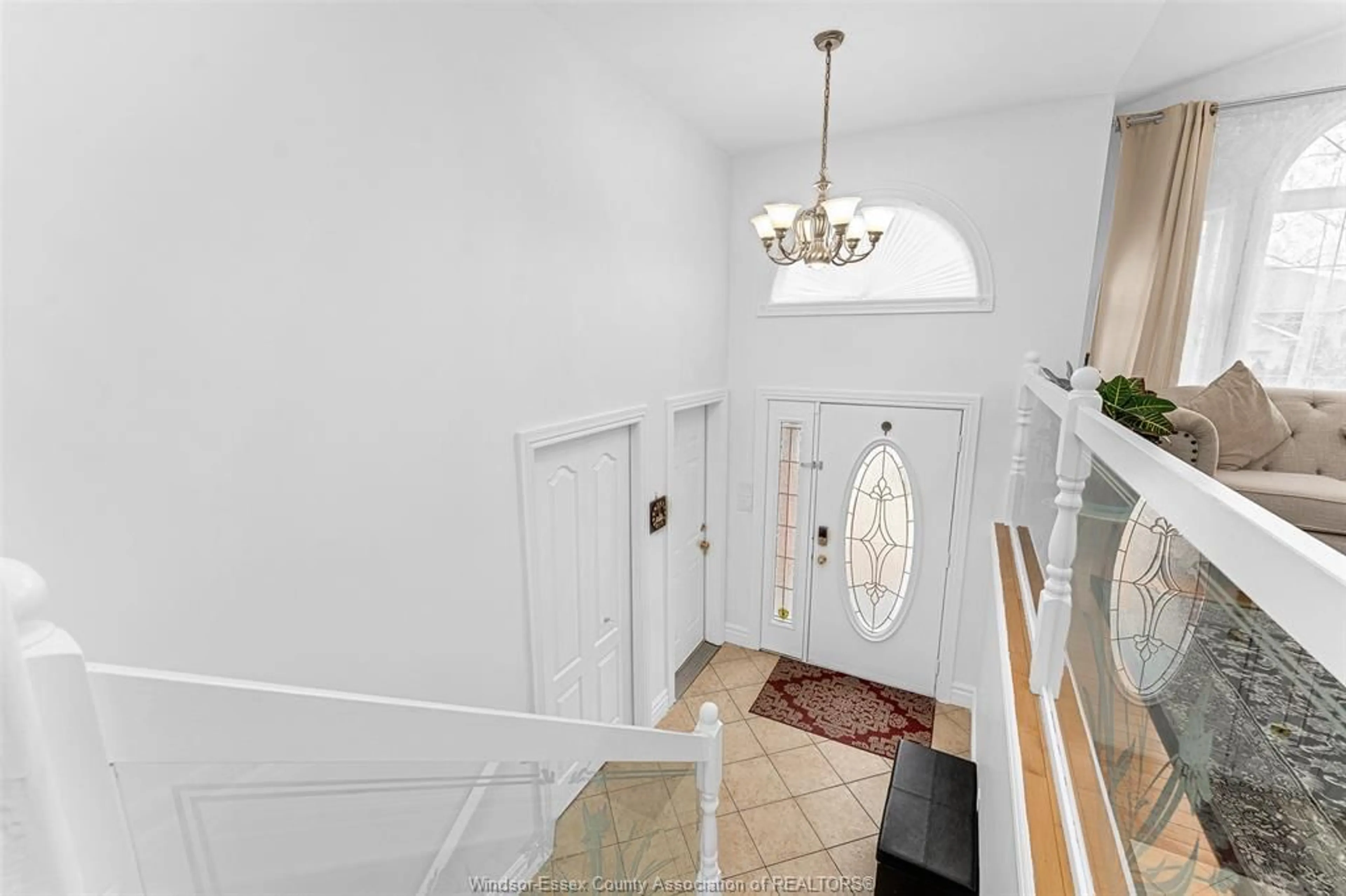 Indoor foyer for 4687 Sassafras Ave, Windsor Ontario N9G 3E3