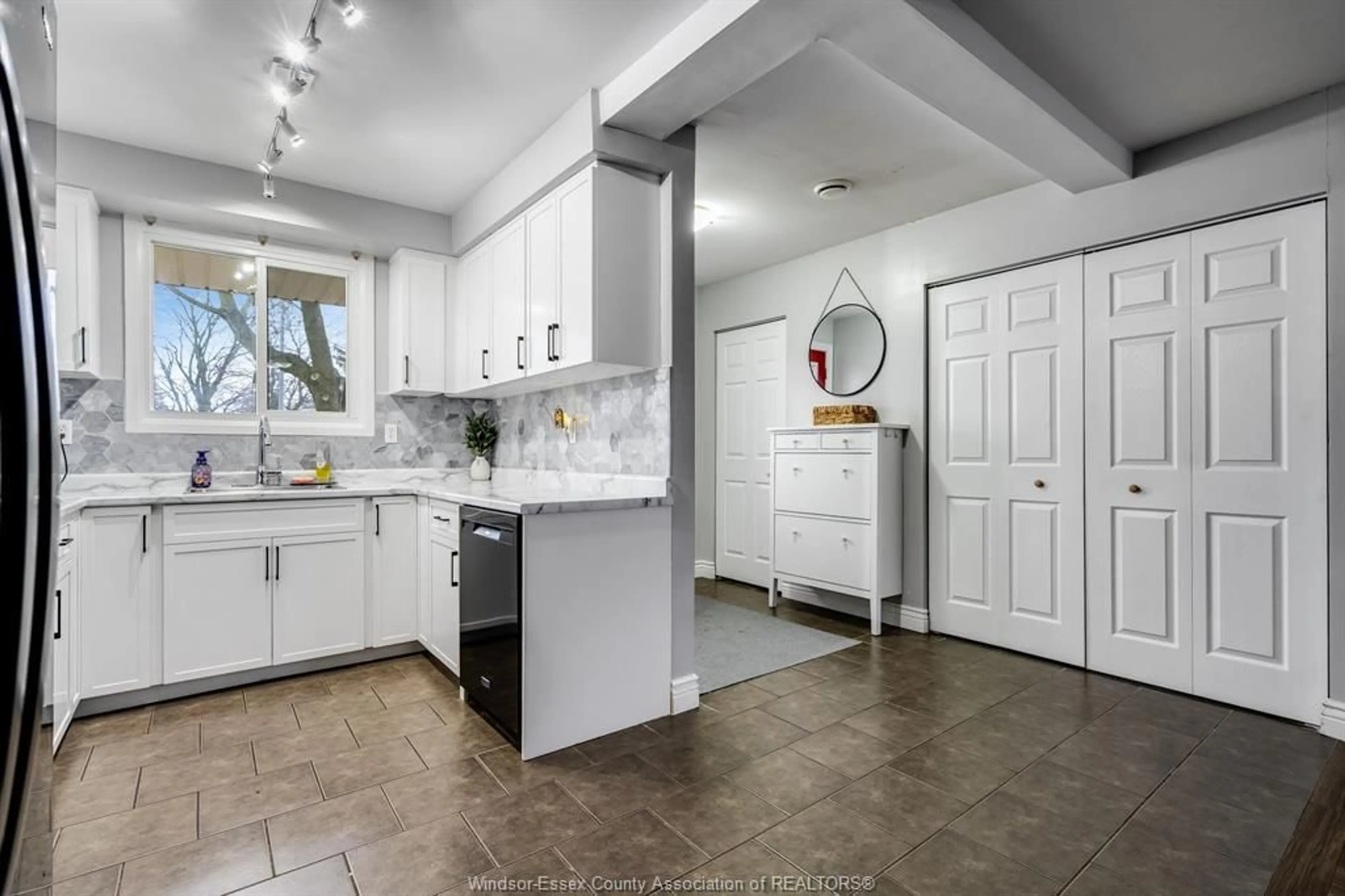 Open concept kitchen, ceramic/tile floor for 192 OWENWOOD, Kingsville Ontario N9Y 3L2