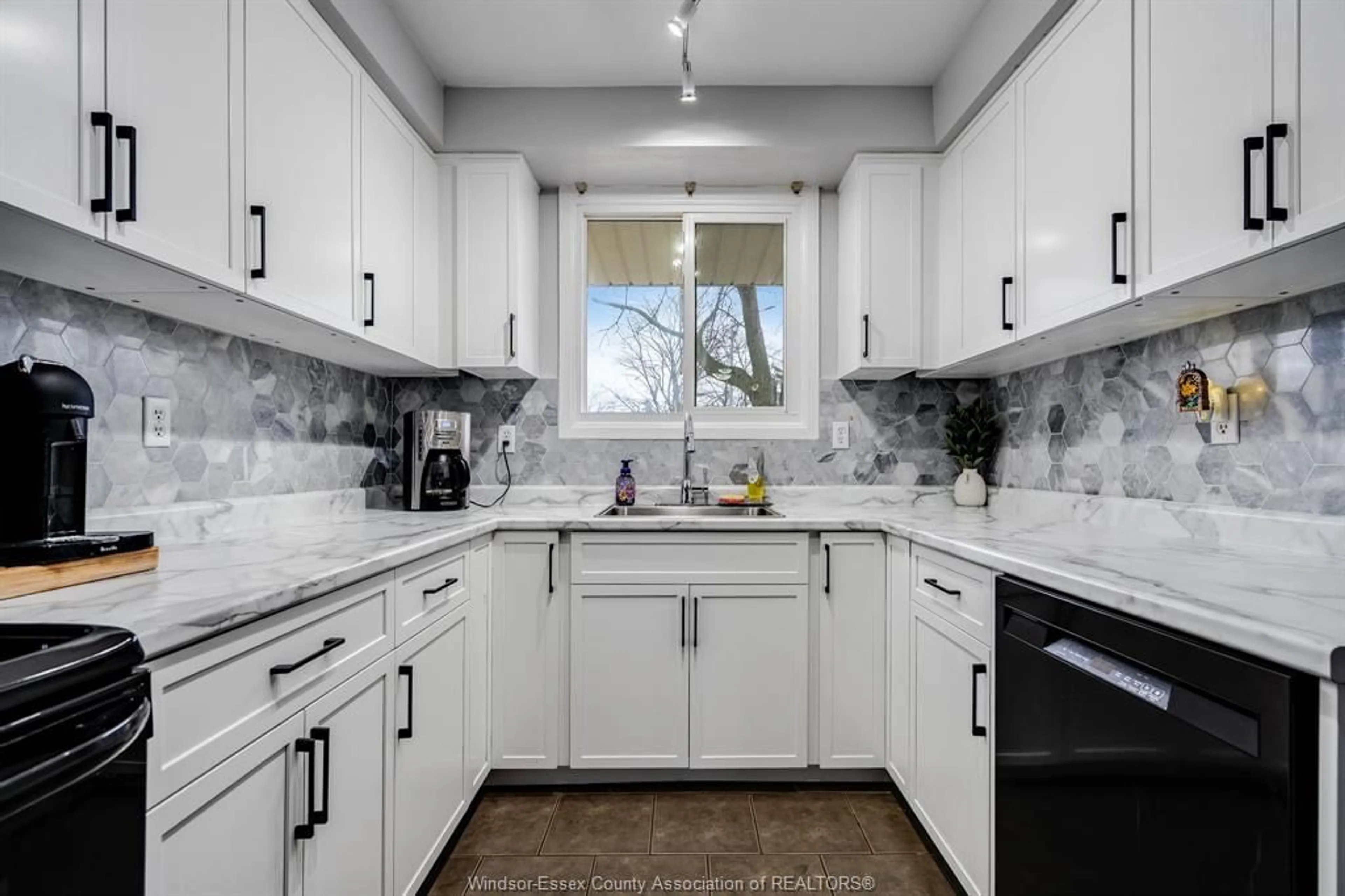 Standard kitchen, ceramic/tile floor for 192 OWENWOOD, Kingsville Ontario N9Y 3L2