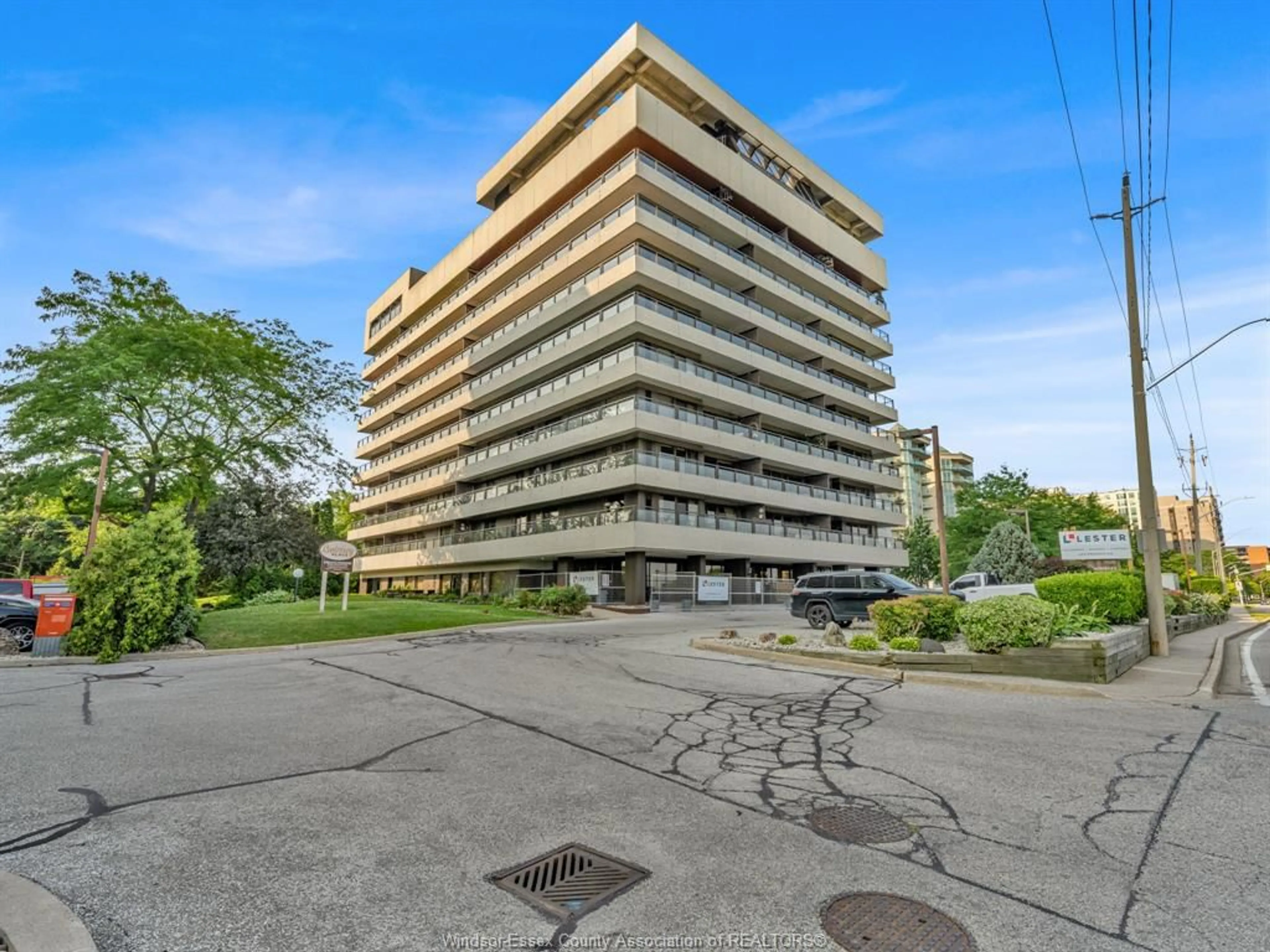 Indoor foyer for 5125 RIVERSIDE Dr #202, Windsor Ontario N8S 4L8