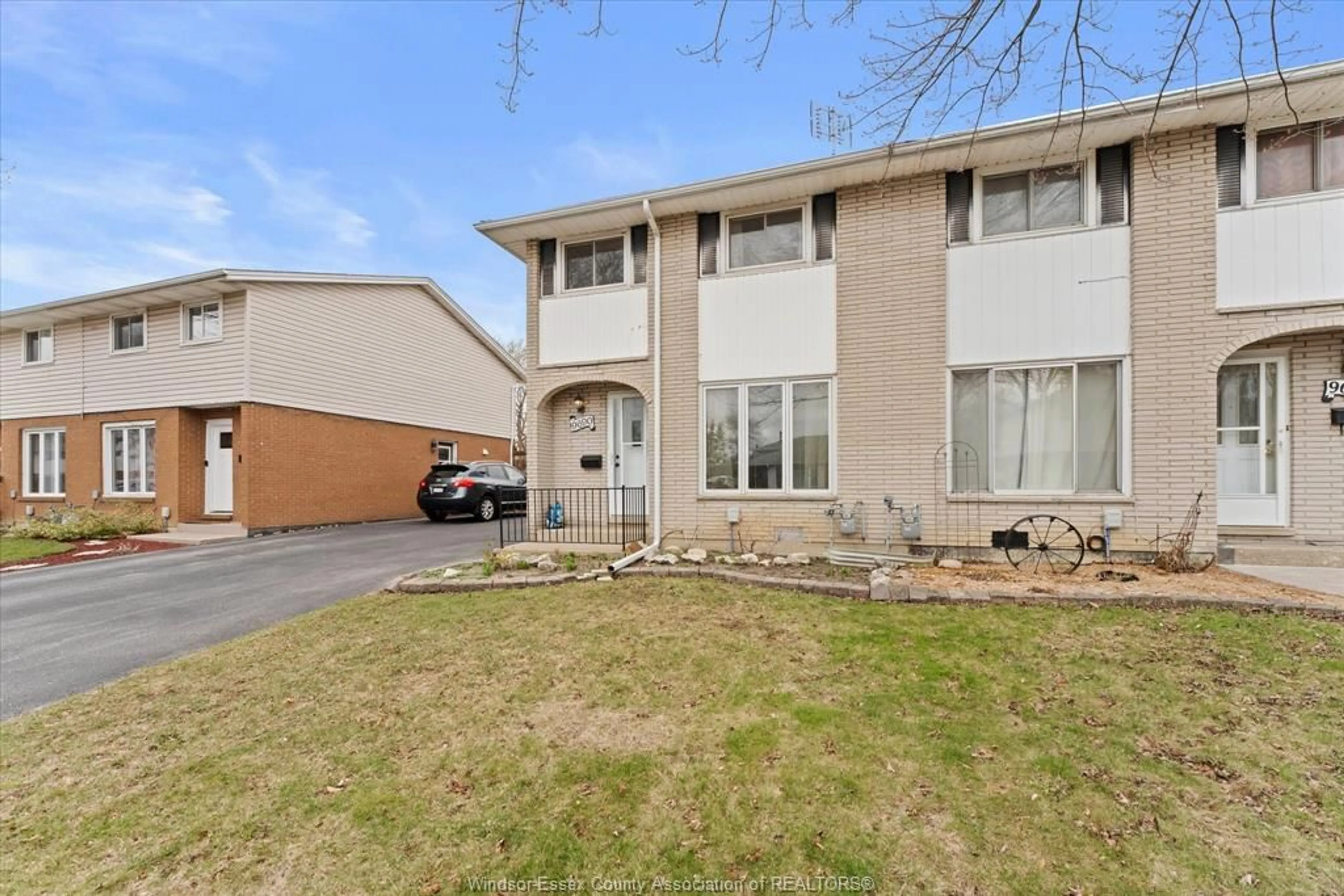 A pic from outside/outdoor area/front of a property/back of a property/a pic from drone, street for 9690 Lynngrove Cres, Windsor Ontario N8R 1B7