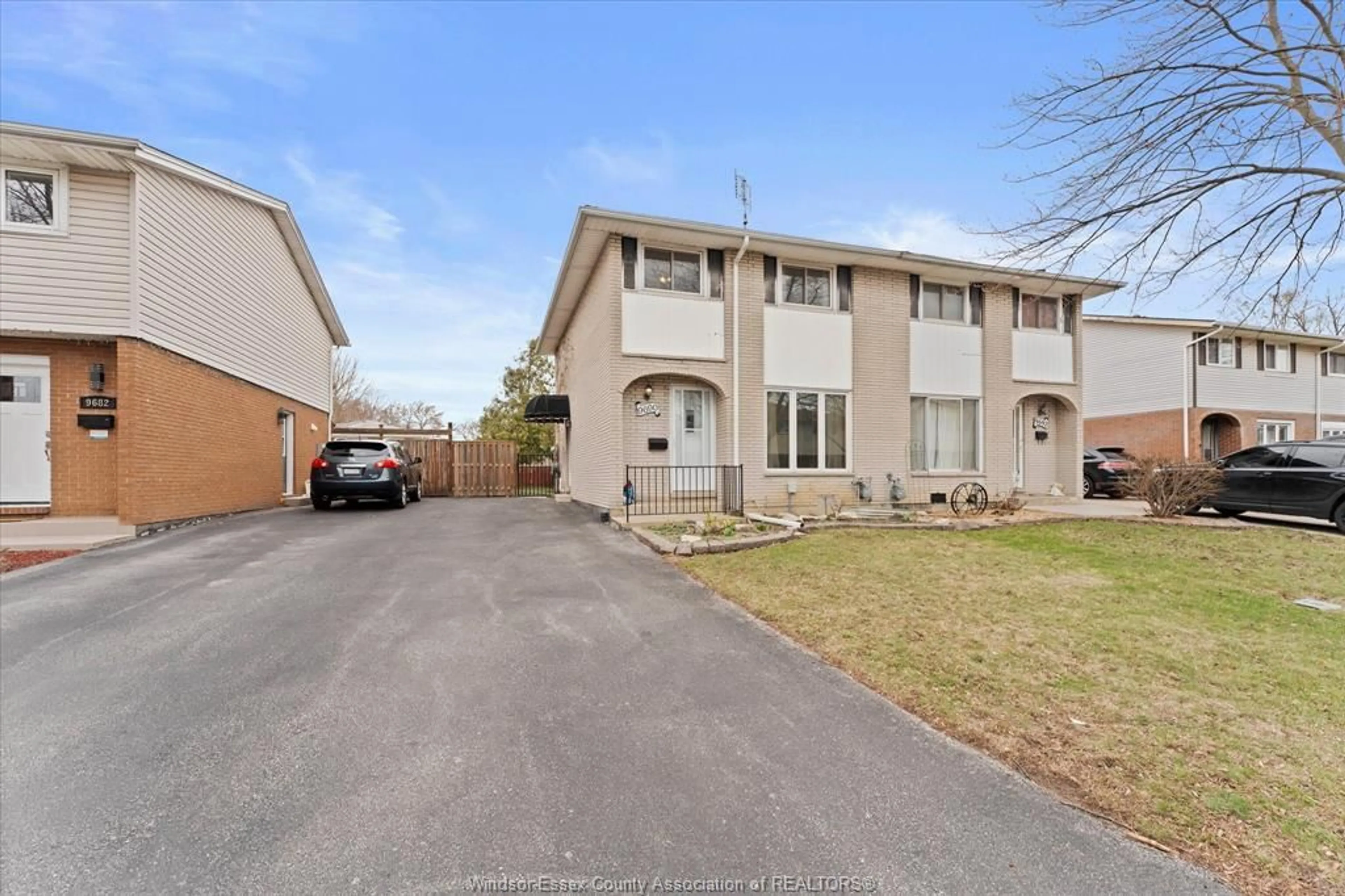 A pic from outside/outdoor area/front of a property/back of a property/a pic from drone, street for 9690 Lynngrove Cres, Windsor Ontario N8R 1B7