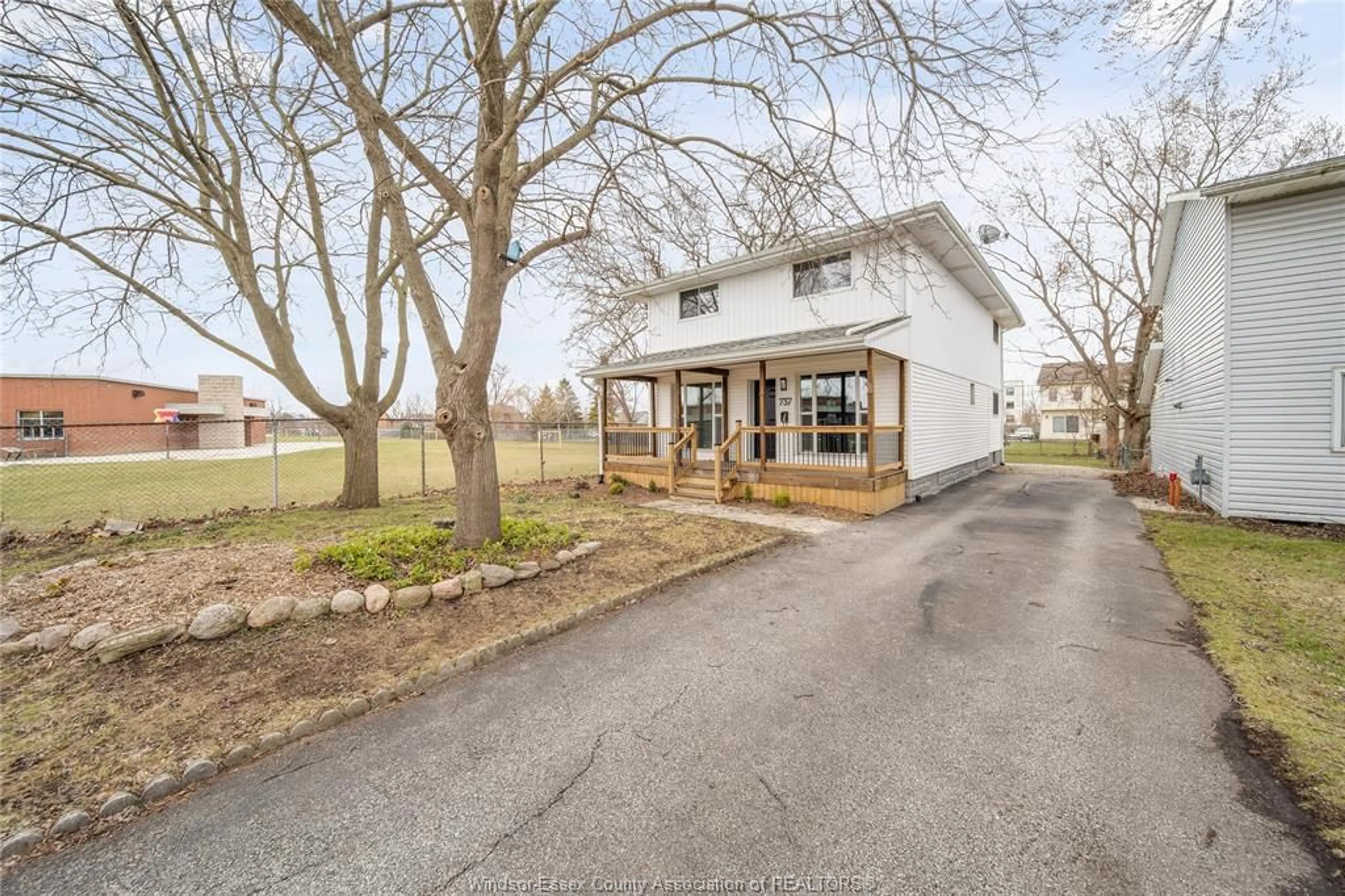 A pic from outside/outdoor area/front of a property/back of a property/a pic from drone, street for 737 CHARLES St, Windsor Ontario N8X 3G7