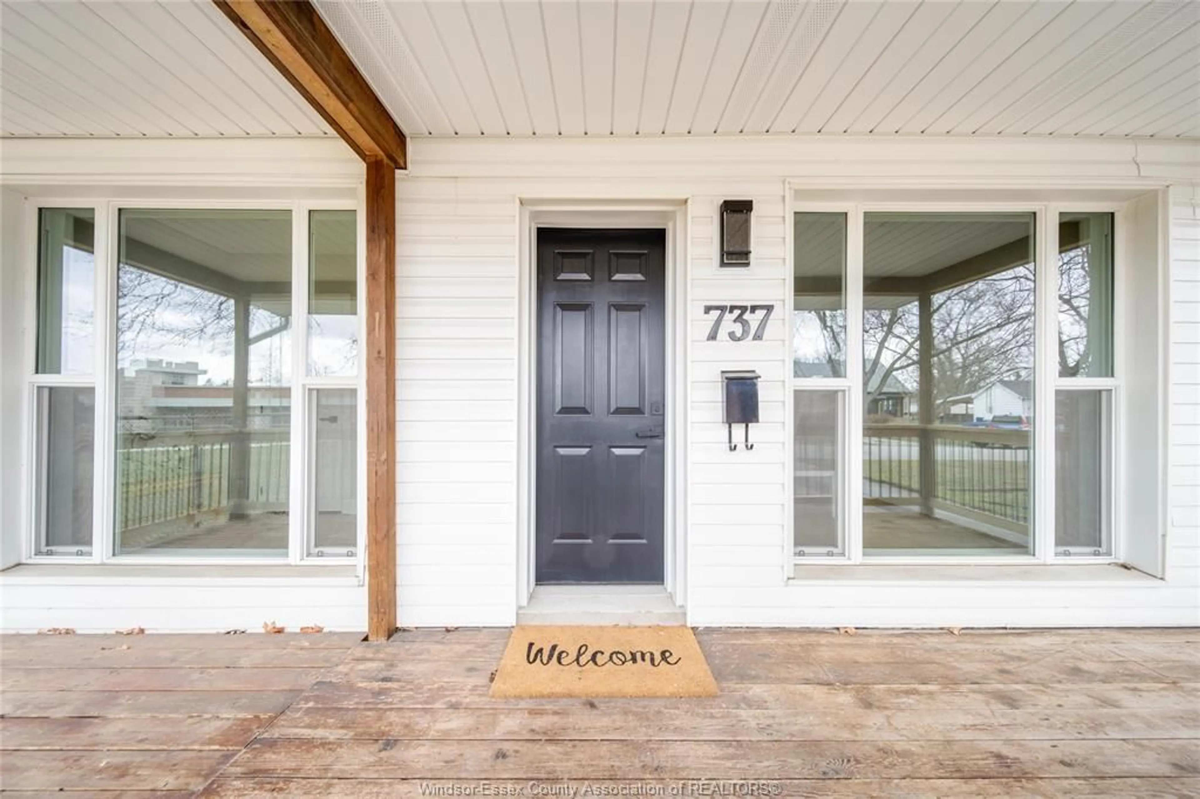 Indoor entryway for 737 CHARLES St, Windsor Ontario N8X 3G7