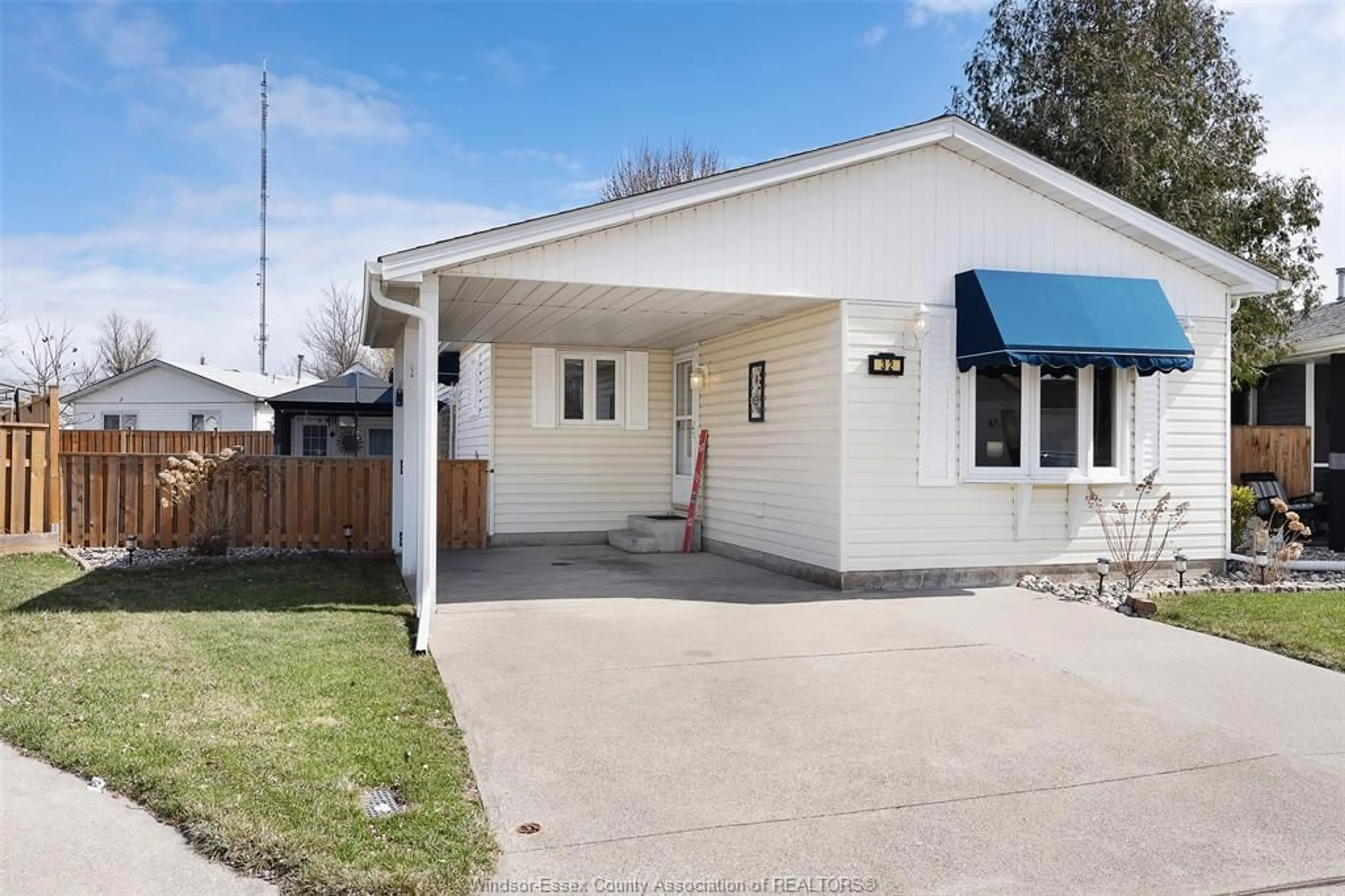 Home with vinyl exterior material, street for 32 Chestnut, McGregor Ontario N0R 1J0